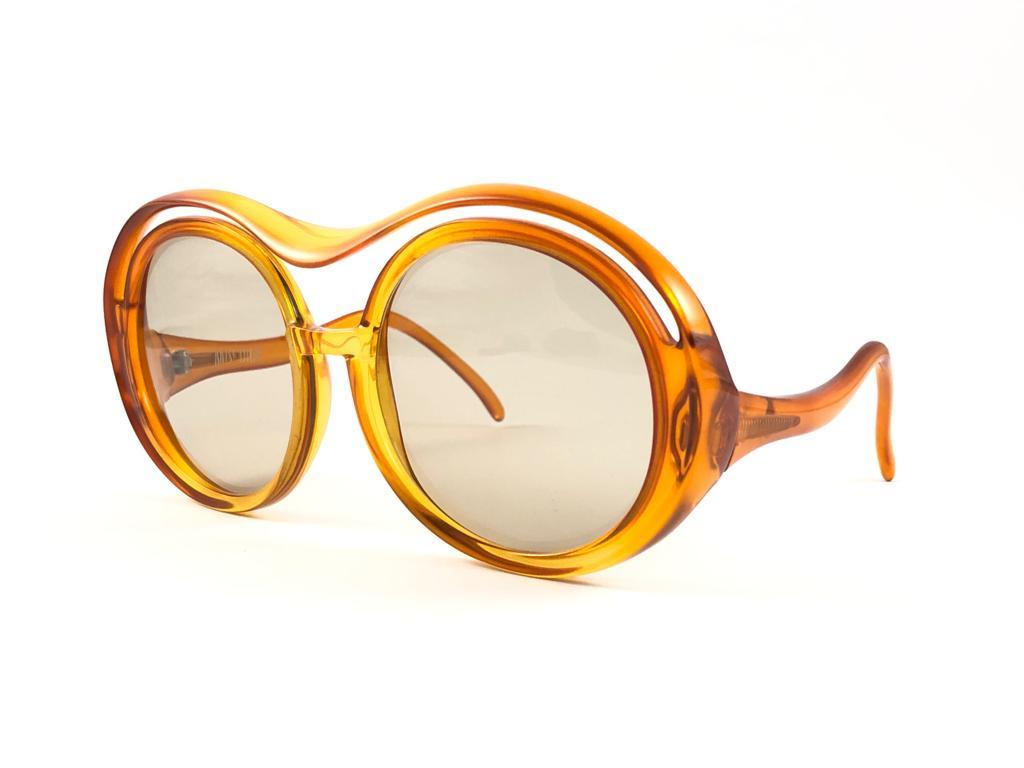 
 Vintage Super Rare Christian Dior Miss Dior Oversized Mask Two Tone Amber Light
Brownlenses. 

Detailed Cut Out Front Frame.

New Never Worn



Measurements



Front                    15 Cms

Lens Height      5.5 Cms

Lens Widht           6