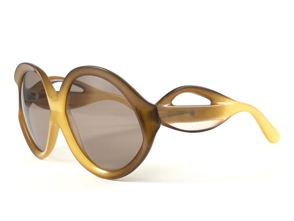 
Vintage Super Rare Christian Dior Miss Dior Oversized Mask Two Tone Amber Light
Medium Brown lenses. 
New Never Worn
This Piece Could Show Wear Due To Storage. 
Made In Austria.


Measurements


Front                               15 Cms
Lens