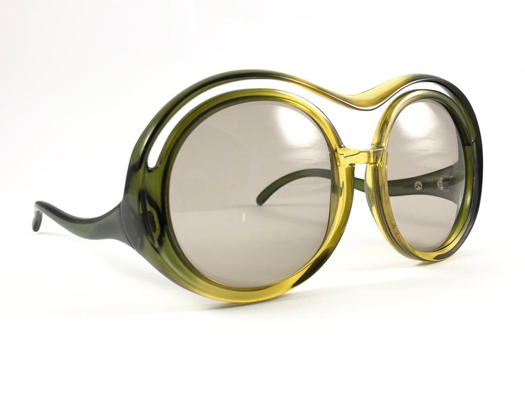 
Mint Vintage Super Rare Christian Dior Miss Dior Oversized Mask Two Tone Green Holding a pair of Light
Green lenses. 
Detailed Cut Out Front Frame.
This item may show minor sign of wear


Made in Austria



Measurements


Front                     