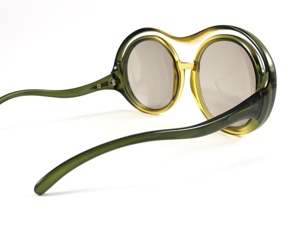 Miss Dior lunettes de soleil autrichiennes vintage à deux tons vert clair et vert masque, années 70 en vente 1