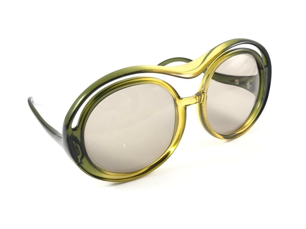 Miss Dior lunettes de soleil autrichiennes vintage à deux tons vert clair et vert masque, années 70 en vente 2