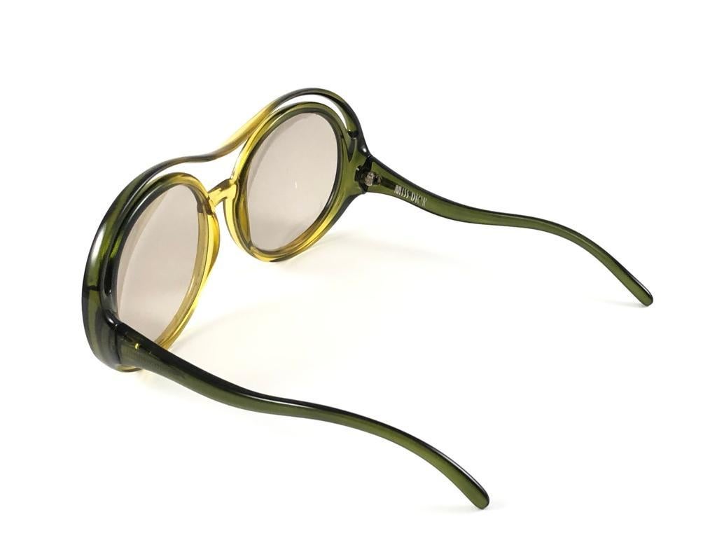 Miss Dior lunettes de soleil autrichiennes vintage à deux tons vert clair et vert masque, années 70 en vente 4