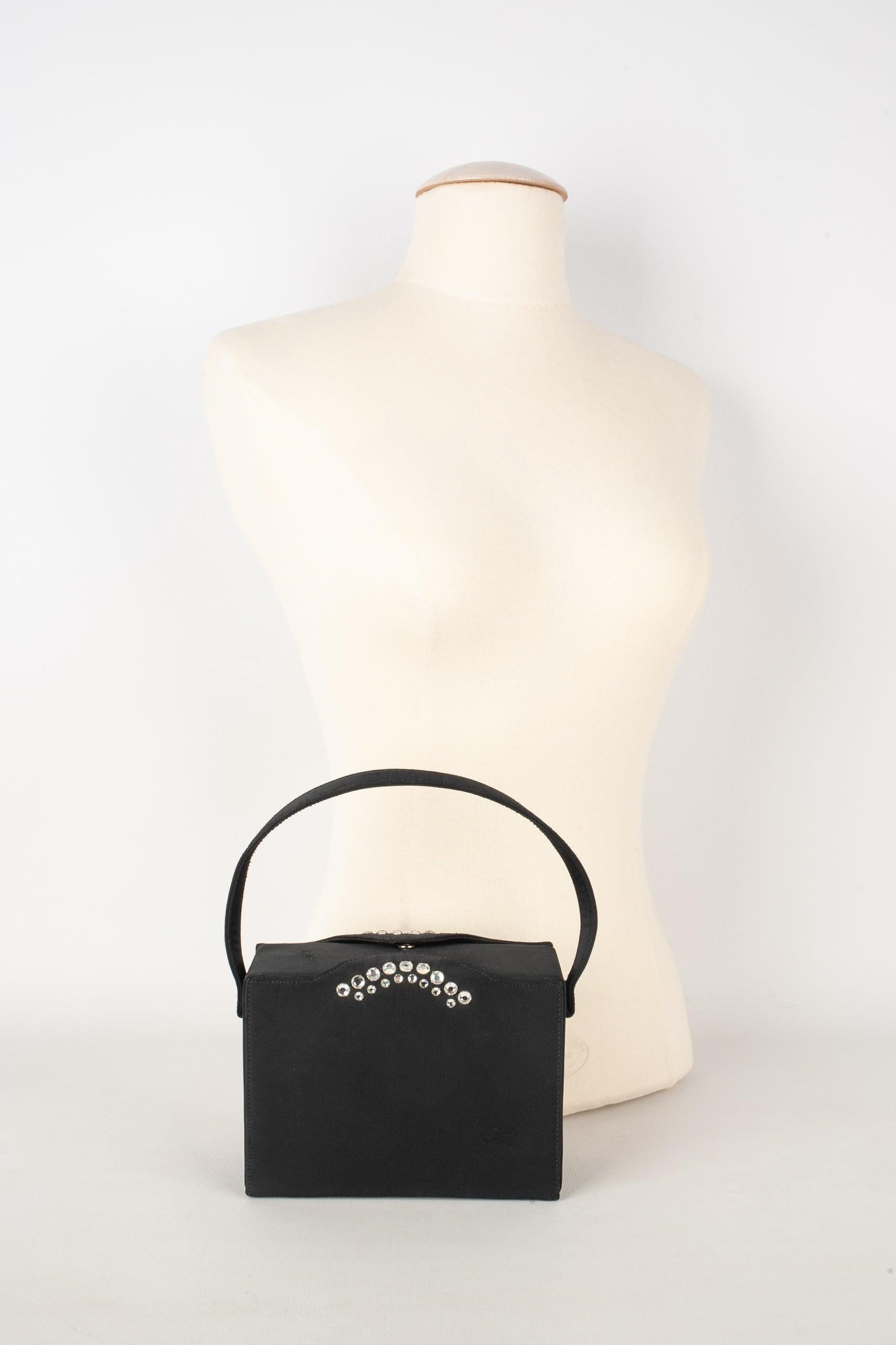 Sac à main noir décoré de strass et doté d'un double compartiment.

Informations complémentaires :
Condit : Bon état
Dimensions : Longueur : 17 cm - Hauteur : 12 cm - Profondeur : 7 cm - Poignée Longueur : 17 cm - Hauteur : 12 cm - Profondeur : 7 cm