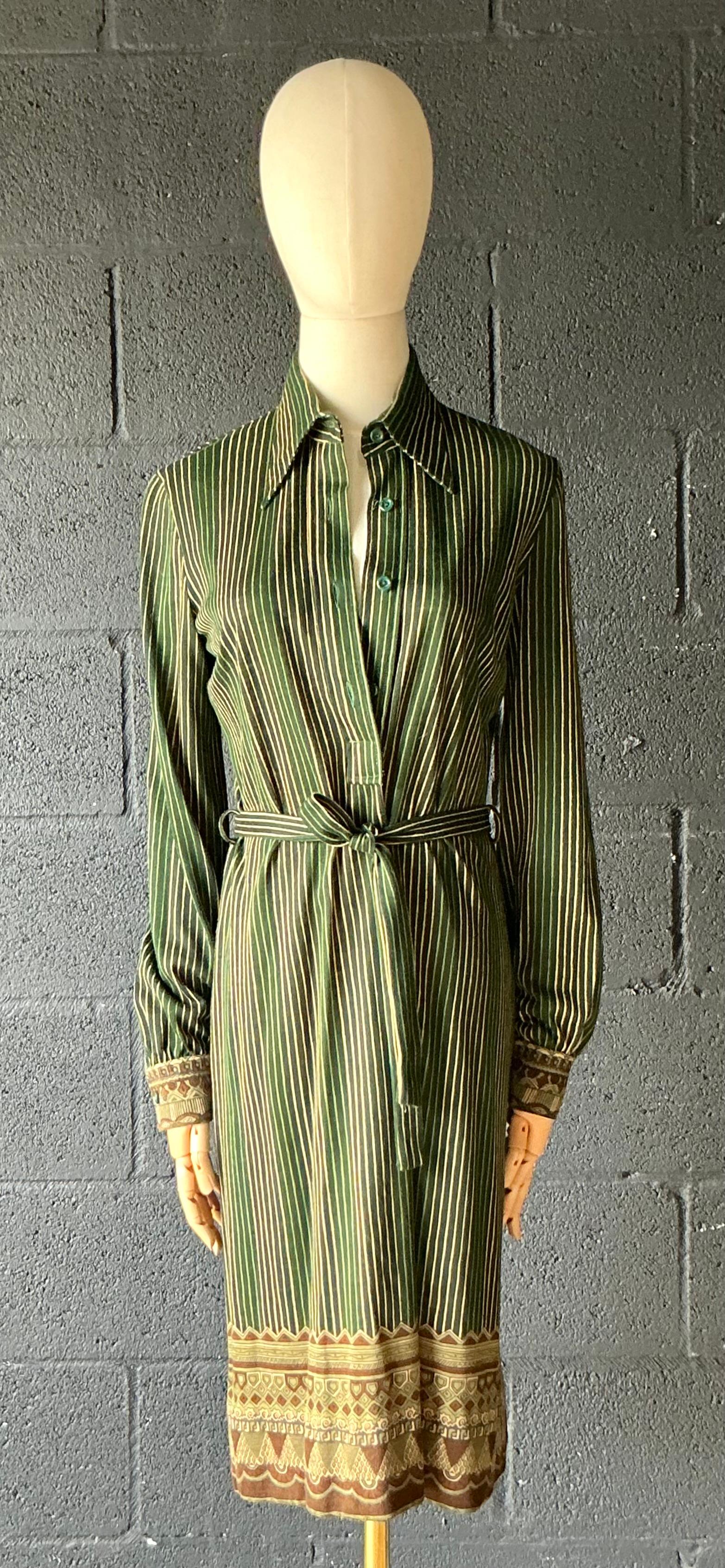 Atemporal y encantador sin esfuerzo, este Vestido Vintage Miss O Verde a Rayas con Cinturón aúna estilo clásico y color juguetón en una silueta maravillosamente refinada. El vestido presenta vibrantes rayas verdes de anchura variable, creando un
