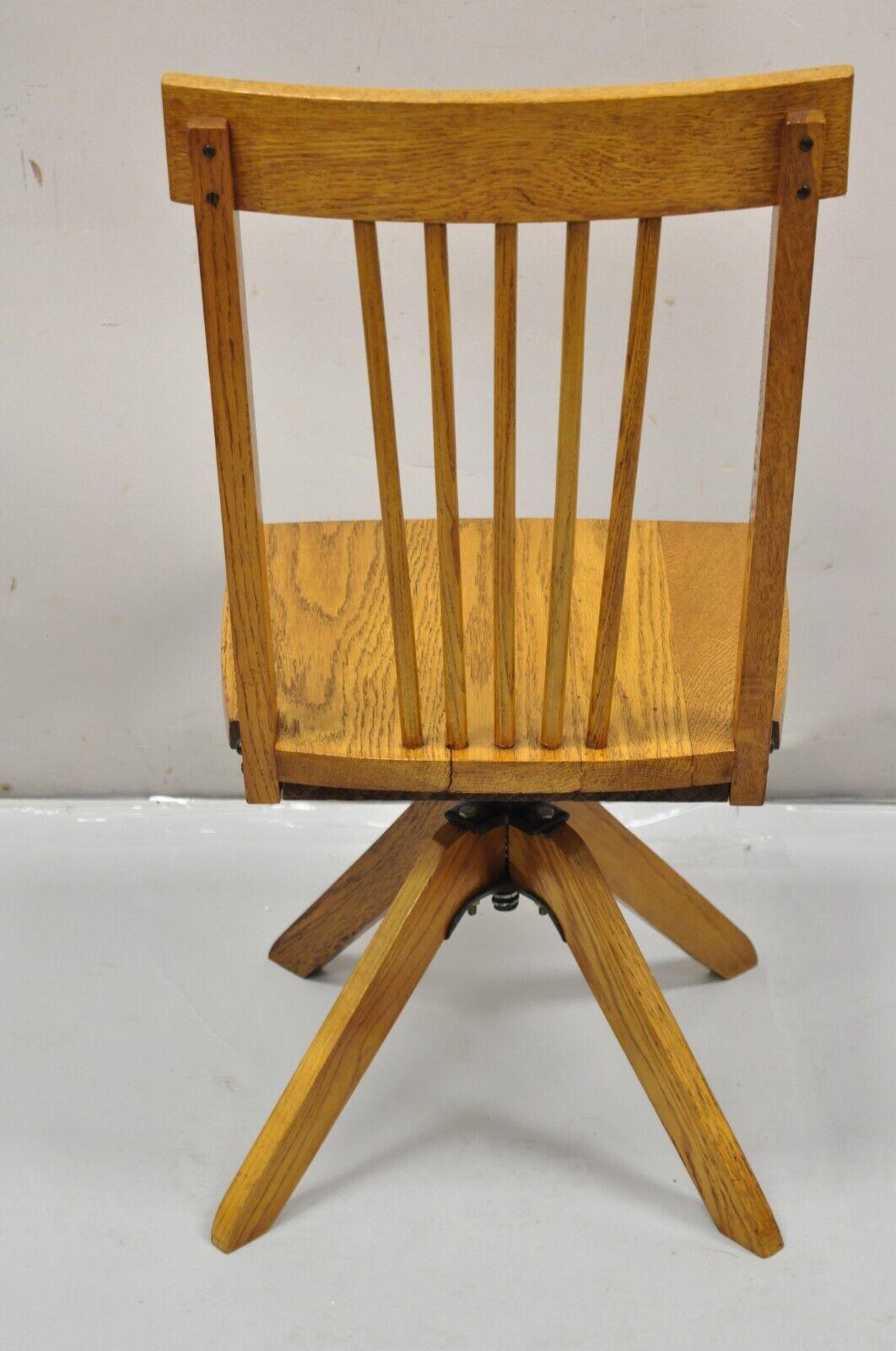 Chaise de bureau d'école pour enfant en bois de chêne Vintage Mission Arts & Craft en vente 2