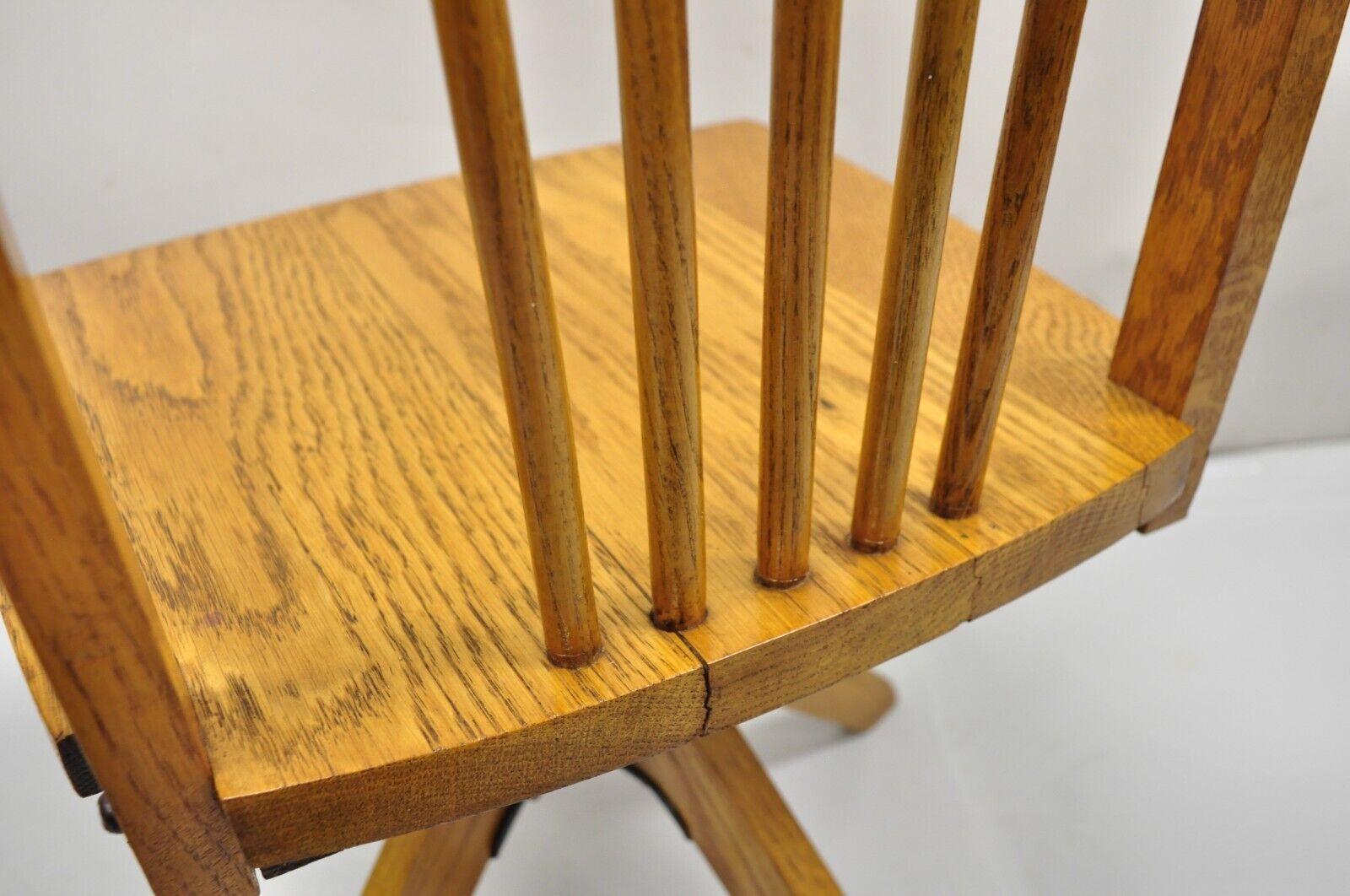 Chaise de bureau d'école pour enfant en bois de chêne Vintage Mission Arts & Craft en vente 3