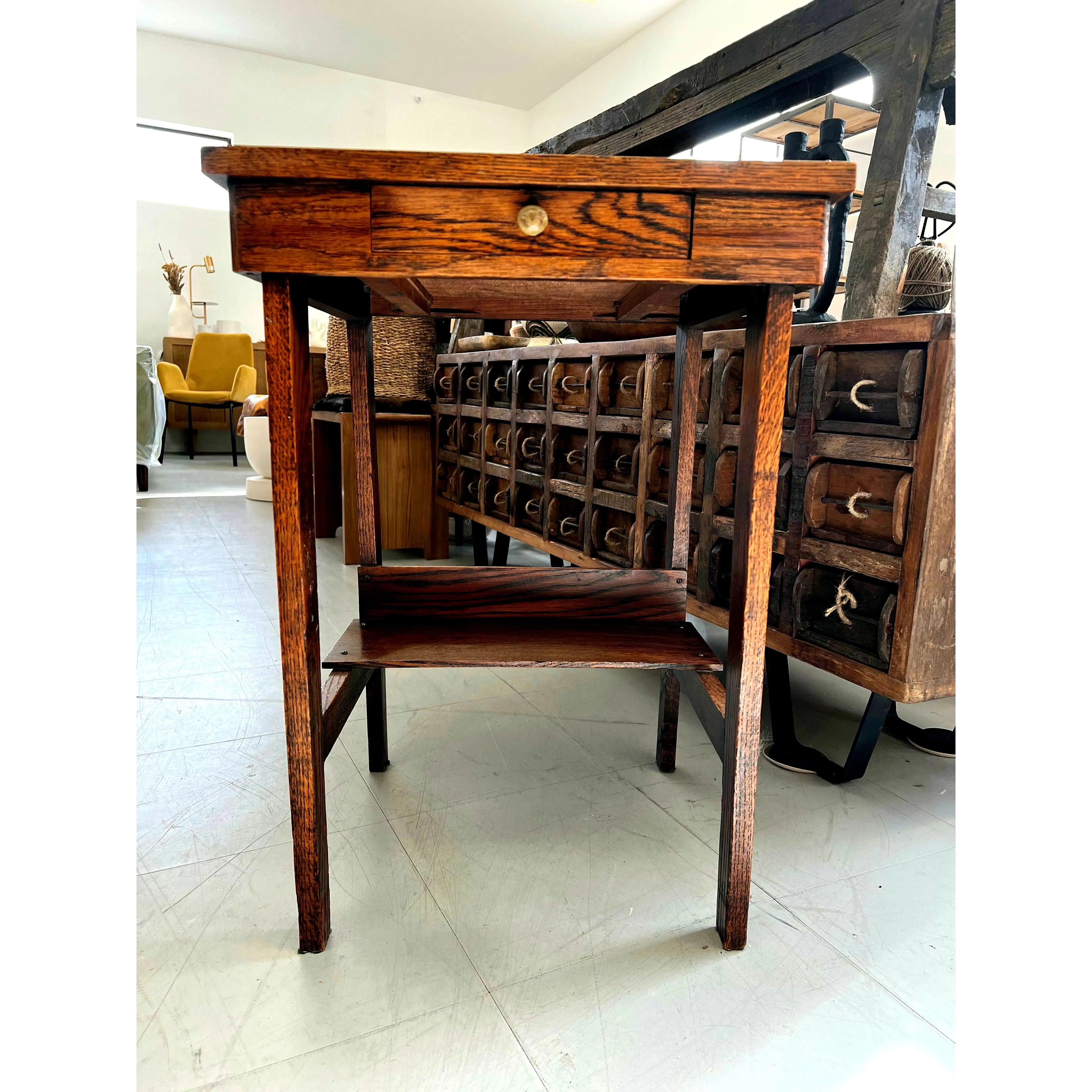 Table d'appoint en chêne vintage de style Mission, d'une simplicité classique de l'époque Craftsman et construite en bois massif. La table présente des lignes épurées, des pieds droits effilés et un plateau rectangulaire avec un seul tiroir muni