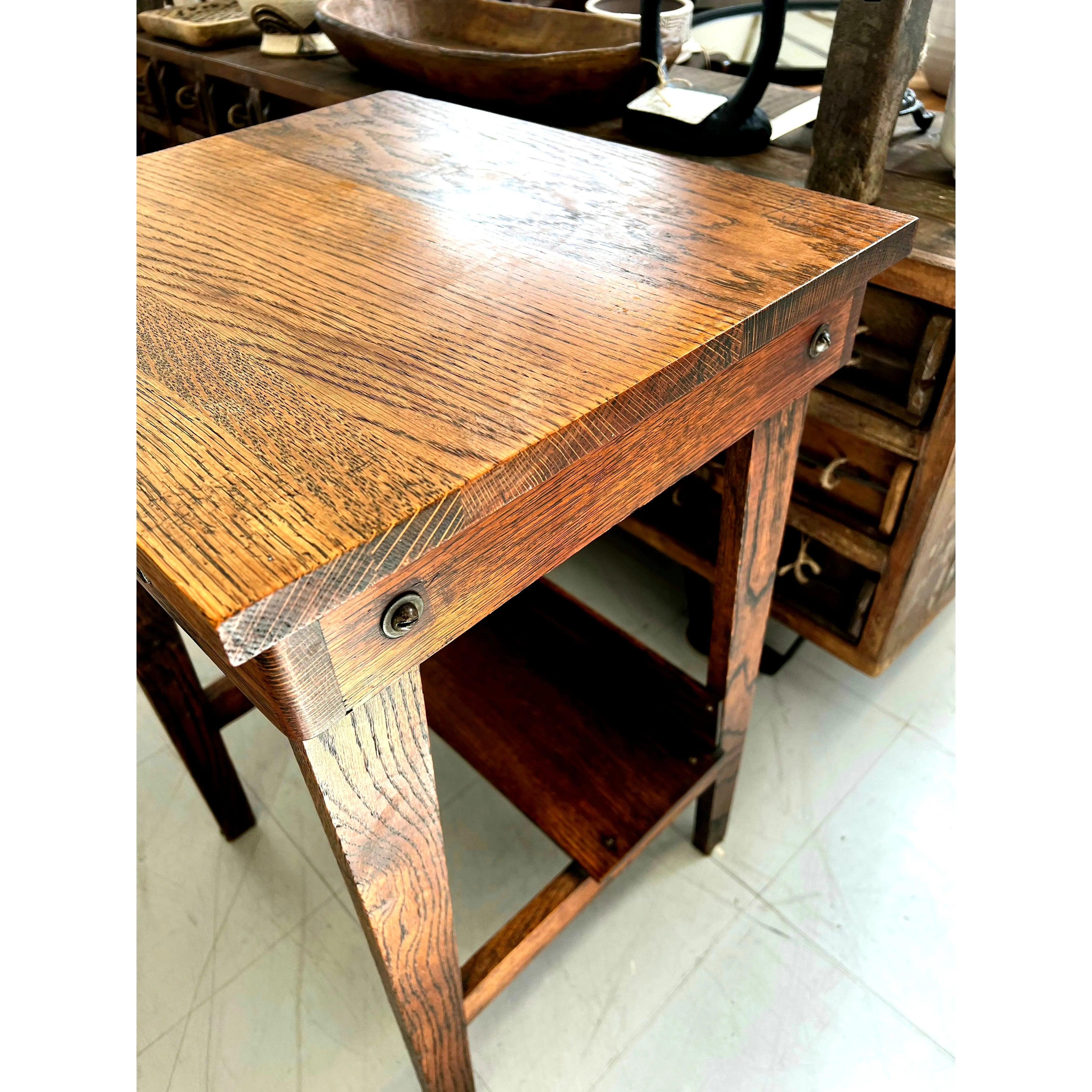 Fin du 20e siècle Table d'appoint en chêne vintage de style Mission avec tiroir et étagère, début du 20e siècle. en vente