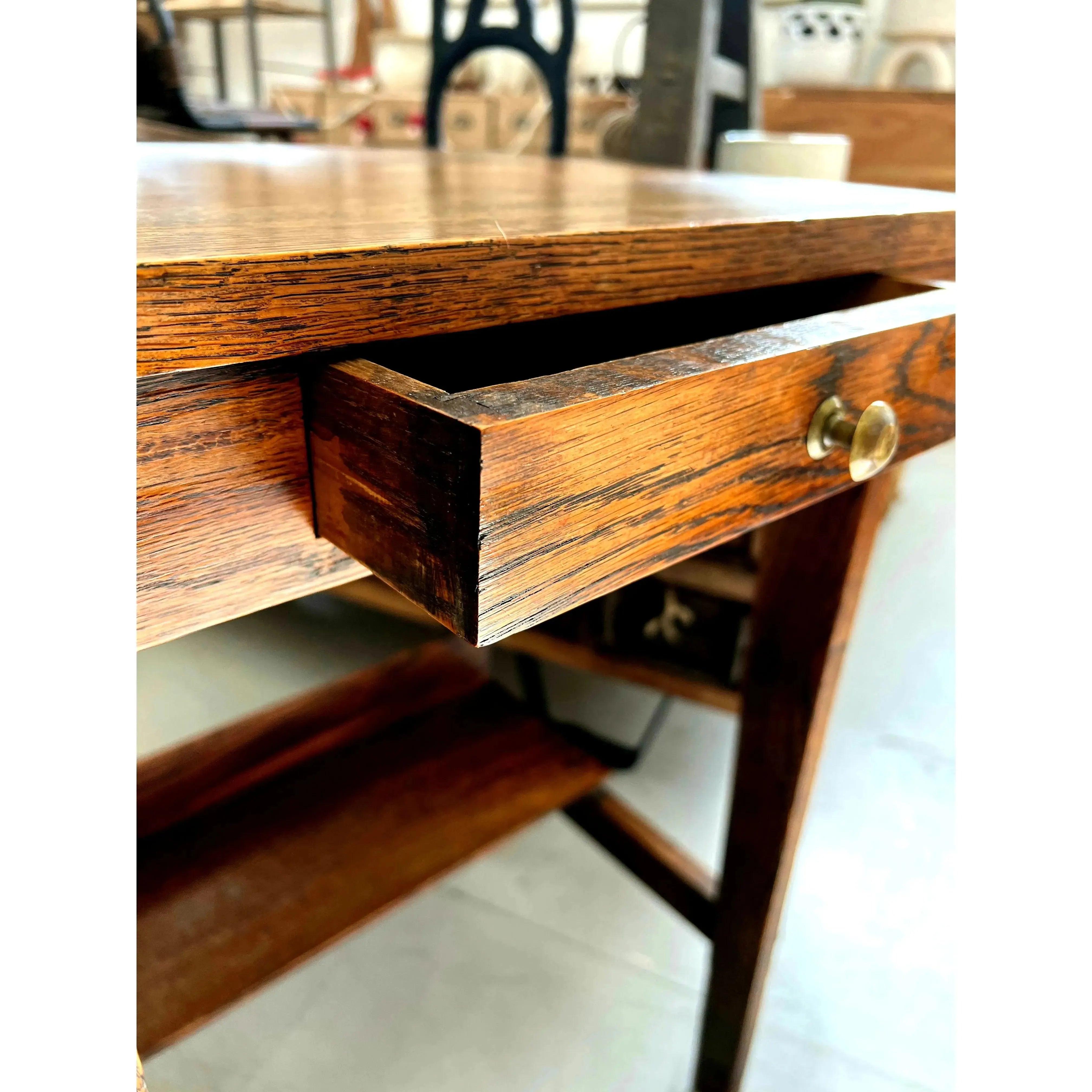 Chêne Table d'appoint en chêne vintage de style Mission avec tiroir et étagère, début du 20e siècle. en vente