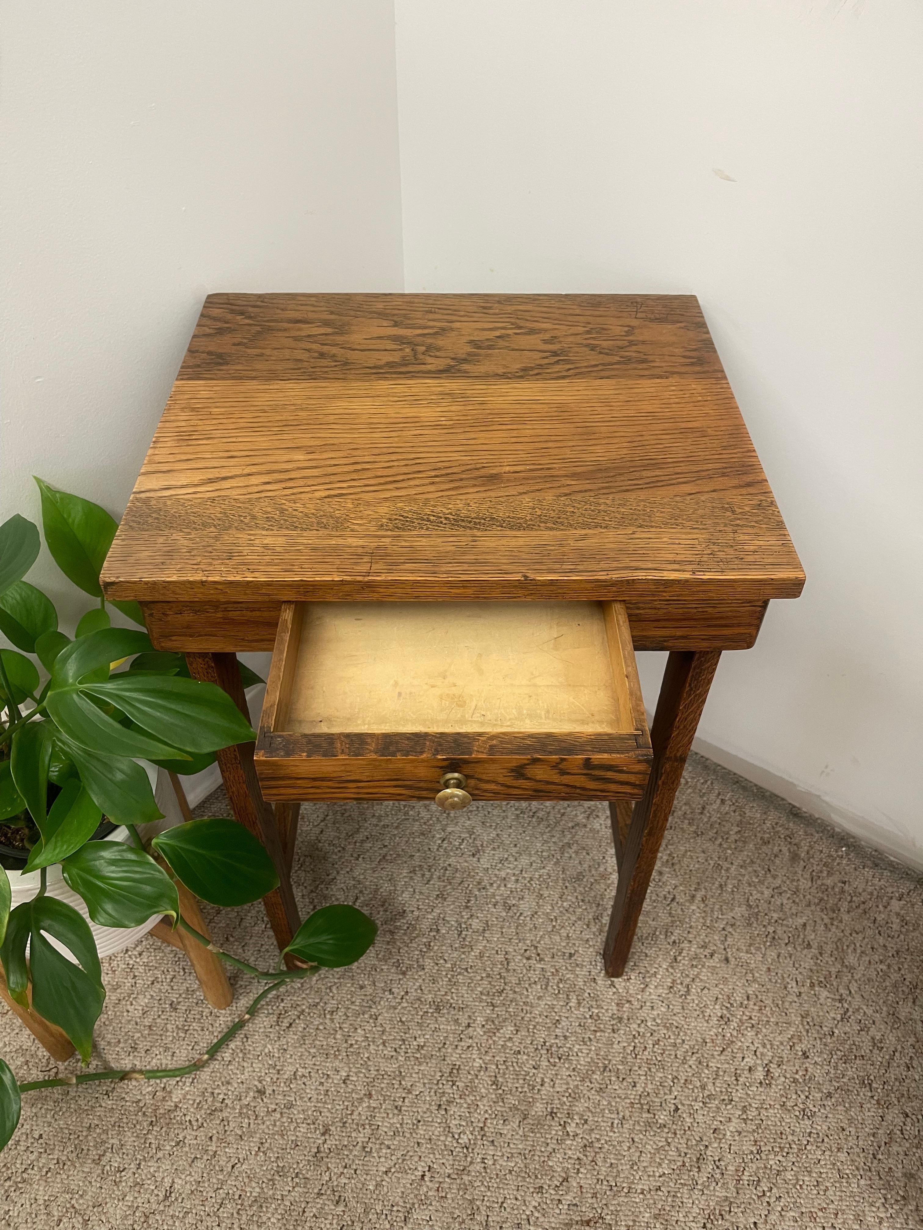 Table d'appoint en chêne vintage de style Mission avec tiroir et étagère, début du 20e siècle. en vente 1