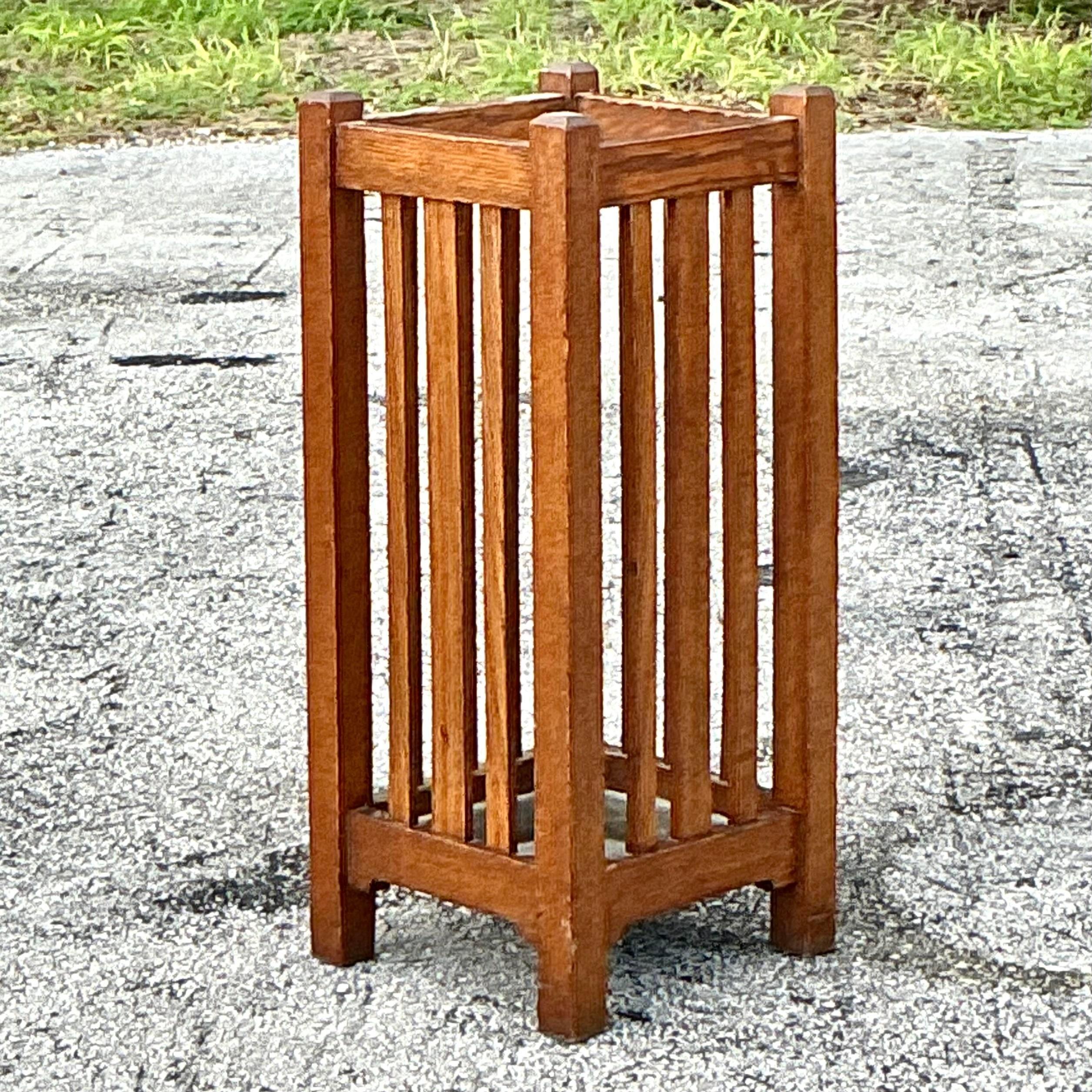Verschönern Sie Ihren Eingangsbereich oder Ihren Wohnbereich mit diesem Schirmständer im Vintage Mission Style. Dieser Ständer ist in der für den Missionsstil typischen Schlichtheit und Handwerkskunst gefertigt und zeichnet sich durch klare Linien