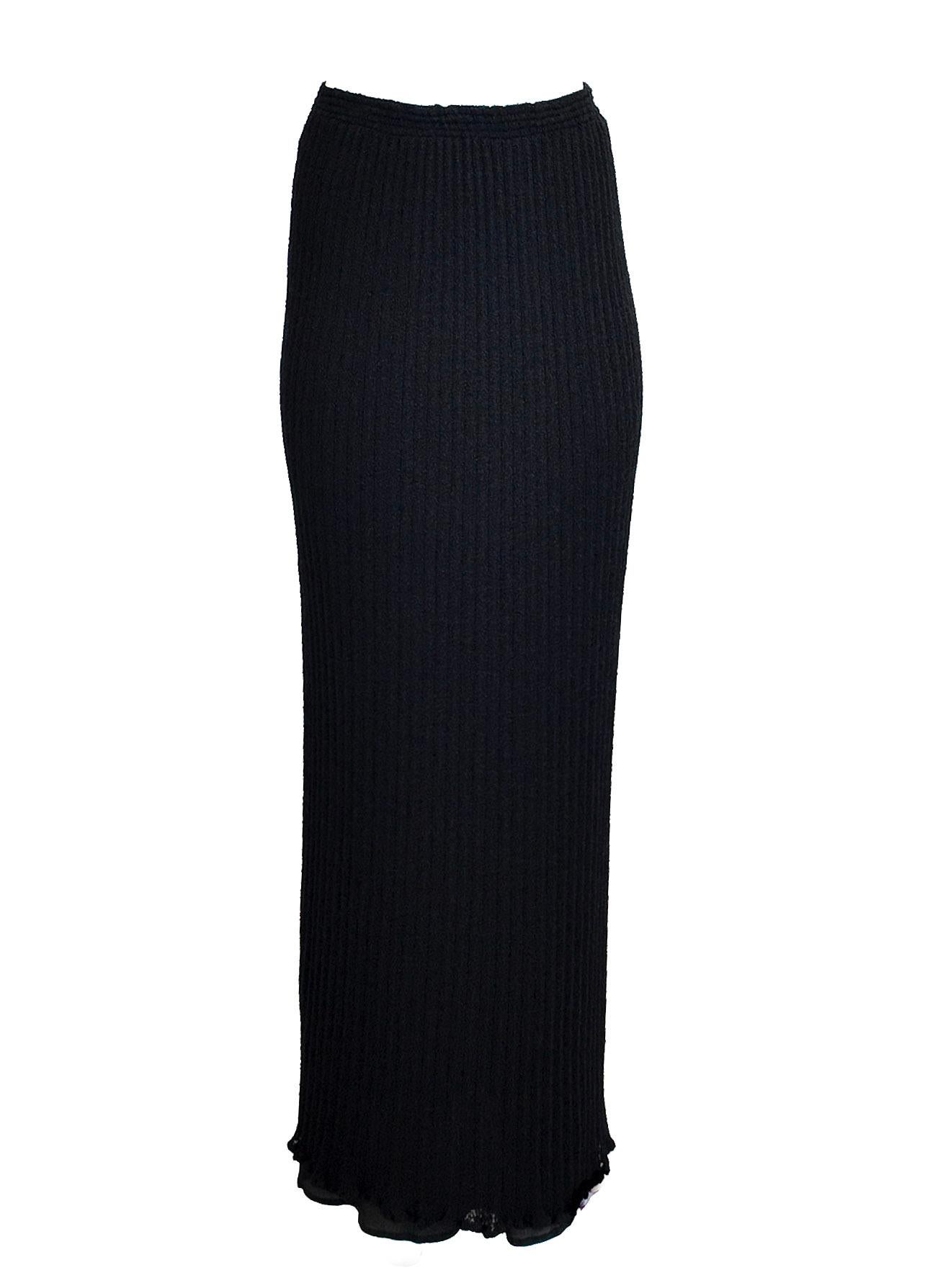 The Missoni Ribbed Knit Skirt offers versatile styling with its comfortable low-waisted or mid-rise fit. Crafted for everyday wear, this skirt’s ribbed knit fabric ensures a flattering silhouette and ease of movement. Its timeless design makes it