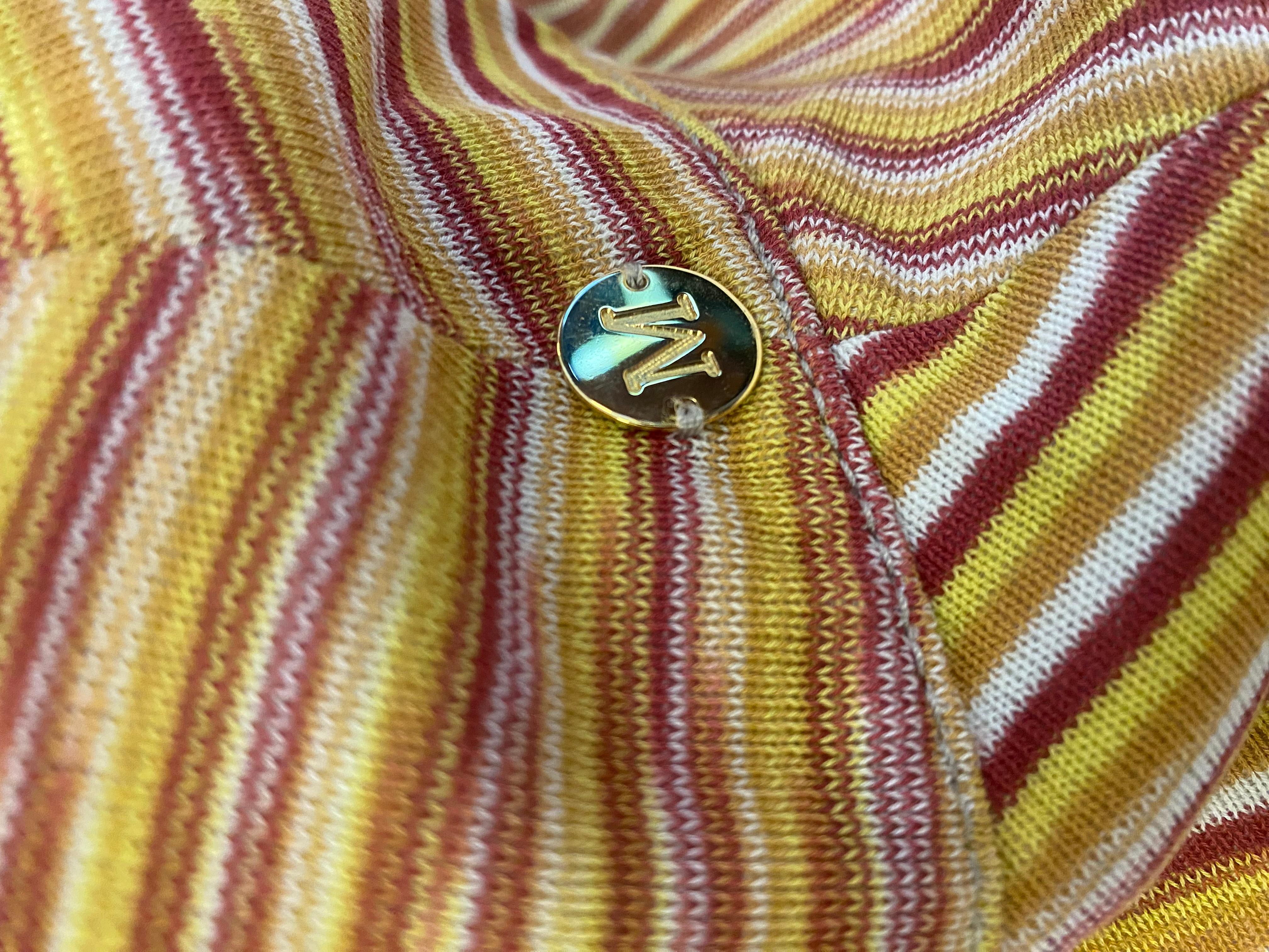 Gestreifter Vintage-Eimerhut von Missoni. In Gelb-, Orange- und Weißtönen mit goldfarbener kreisförmiger Logoplakette mit geprägtem 