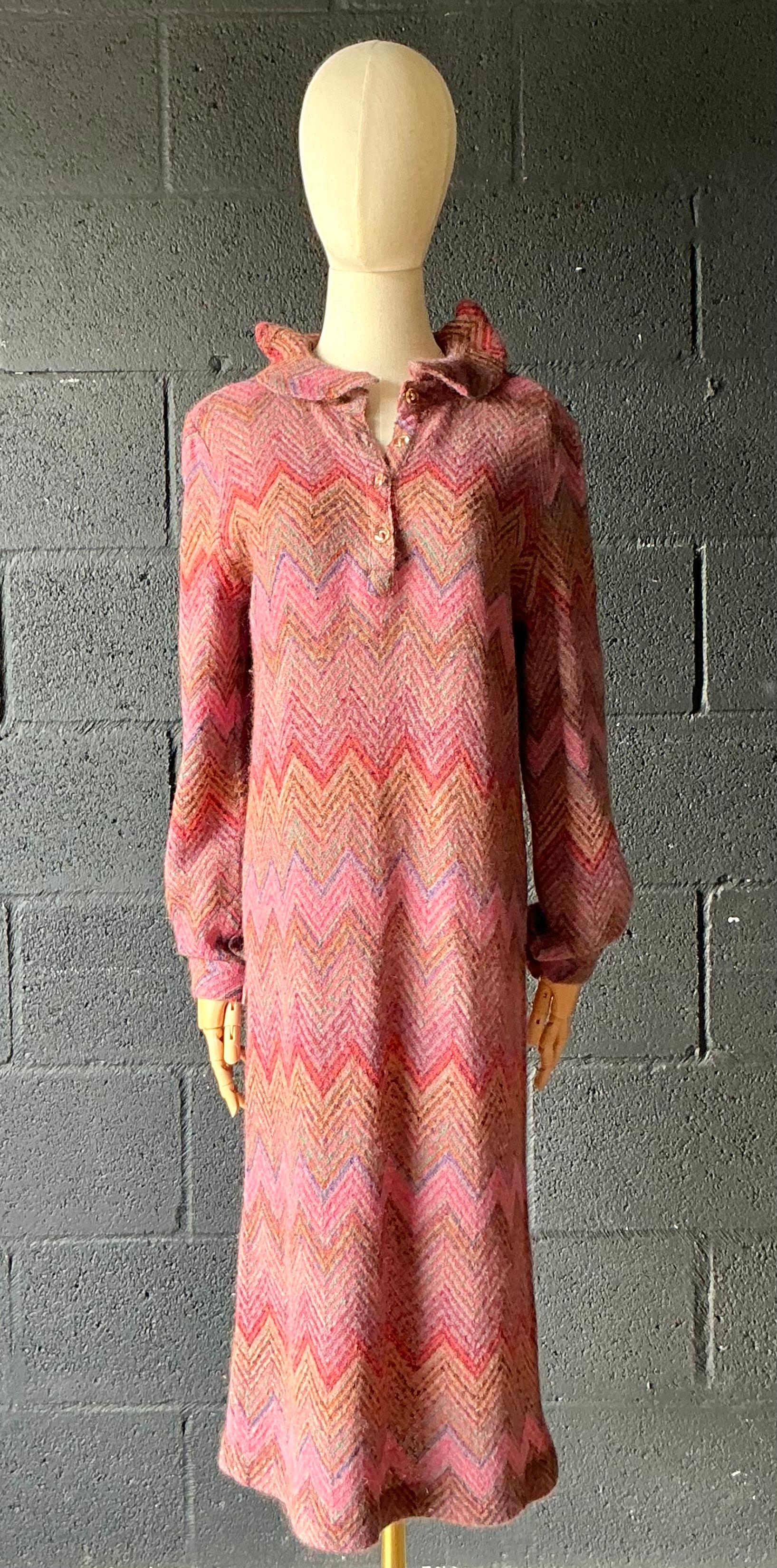 Irradiando sofisticación sin esfuerzo, este vestido vintage de punto Missoni captura el espíritu icónico de la legendaria artesanía de la marca. Confeccionado con el característico estampado en zigzag de Missoni y una armoniosa mezcla de tonos ricos