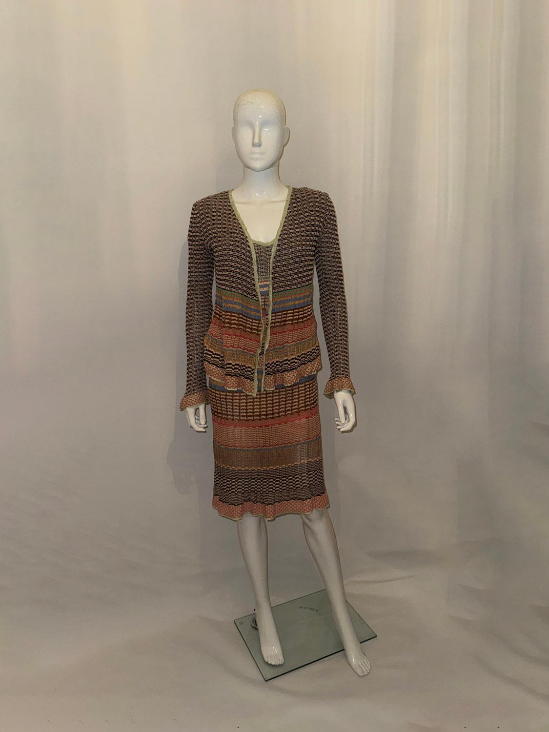 Ein wunderschönes Vintage-Outfit von Missoni, Mainline.
Das Outfit besteht aus einer Jacke, einem Oberteil mit Weste und einem Rock, die zusammen oder einzeln getragen werden können.
Wie von Missoni nicht anders zu erwarten, sind die Artikel in
