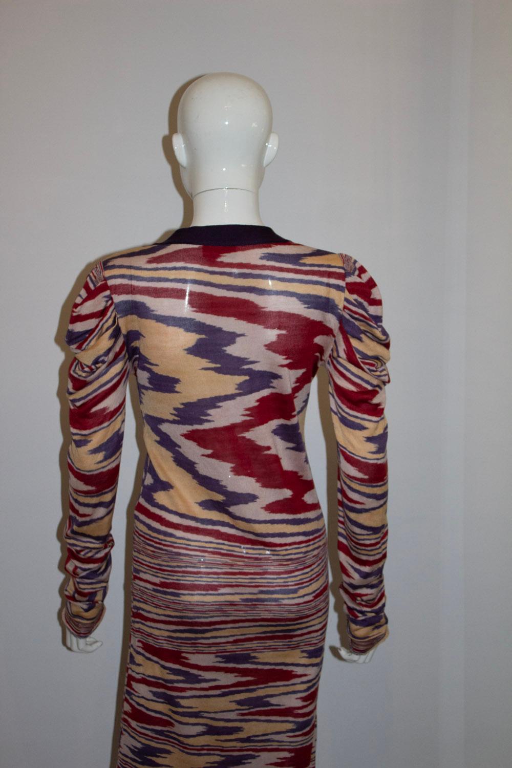 Ein perfektes Vintage-Kleid für den Spätsommer/Herbst von Missoni , Hauptlinie. Das Kleid aus farbenfrohem Seidenstrick hat einen staubrosa Hintergrund mit einem karminroten, fliederfarbenen und karamellfarbenen Muster. Das Kleid hat einen