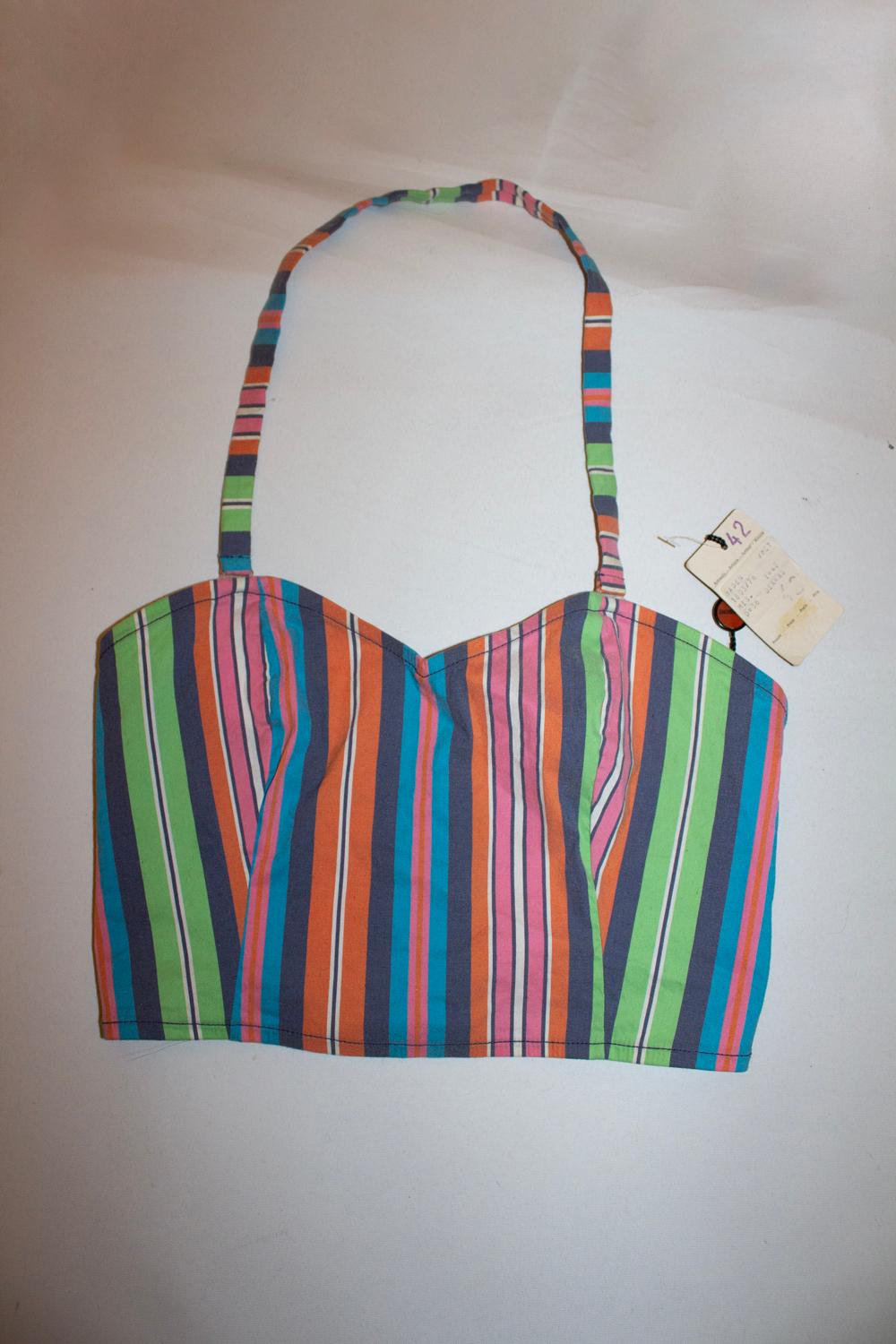 Un bikini vintage amusant de Missoni Mare. Dans un coton super rayé, le bikini est en coton. Le bas est coupé à hauteur des jambes et le haut est doté d'un col licou détachable. 
Taille IT42, US XS. 
Mesures : à compléter