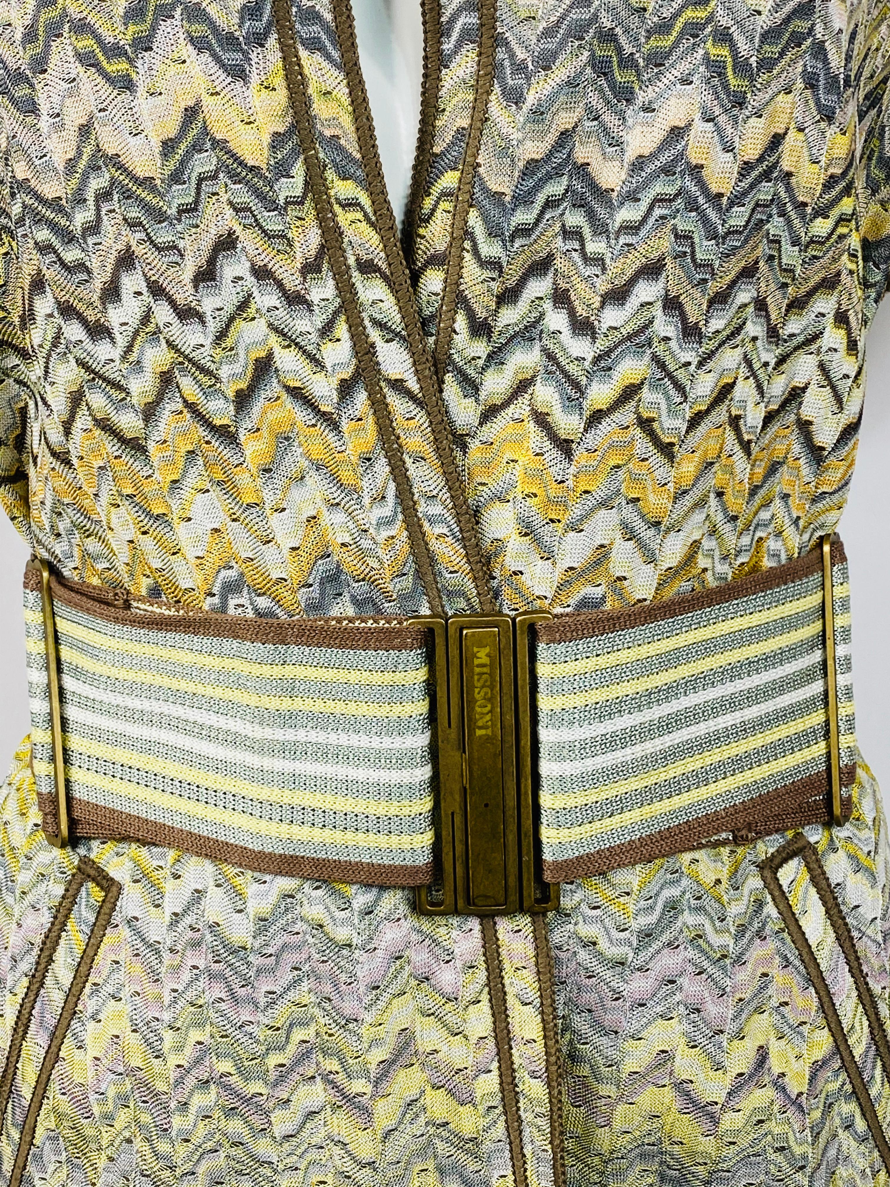 Vintage Missoni Mehrfarbiges Mantel-Abdeck-Minikleid mit Gürtel Größe 42 (Beige) im Angebot