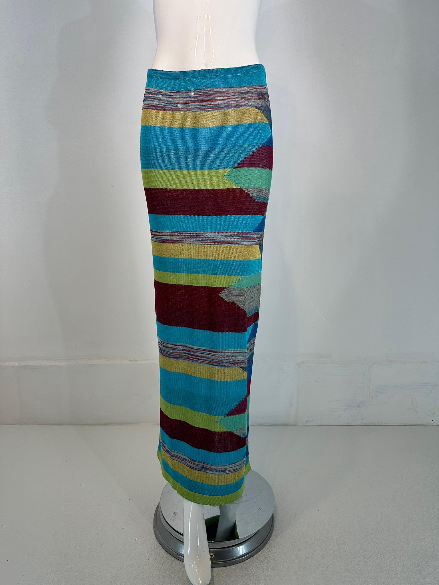 Vintage Missoni South Western knit design pencil maxi skirt. Jupe caissonnée à taille élastique en maille de rayonne soyeuse. Non doublé. Marqué taille 40.
 En excellent état.  Tous nos vêtements sont nettoyés à sec et inspectés pour leur état et