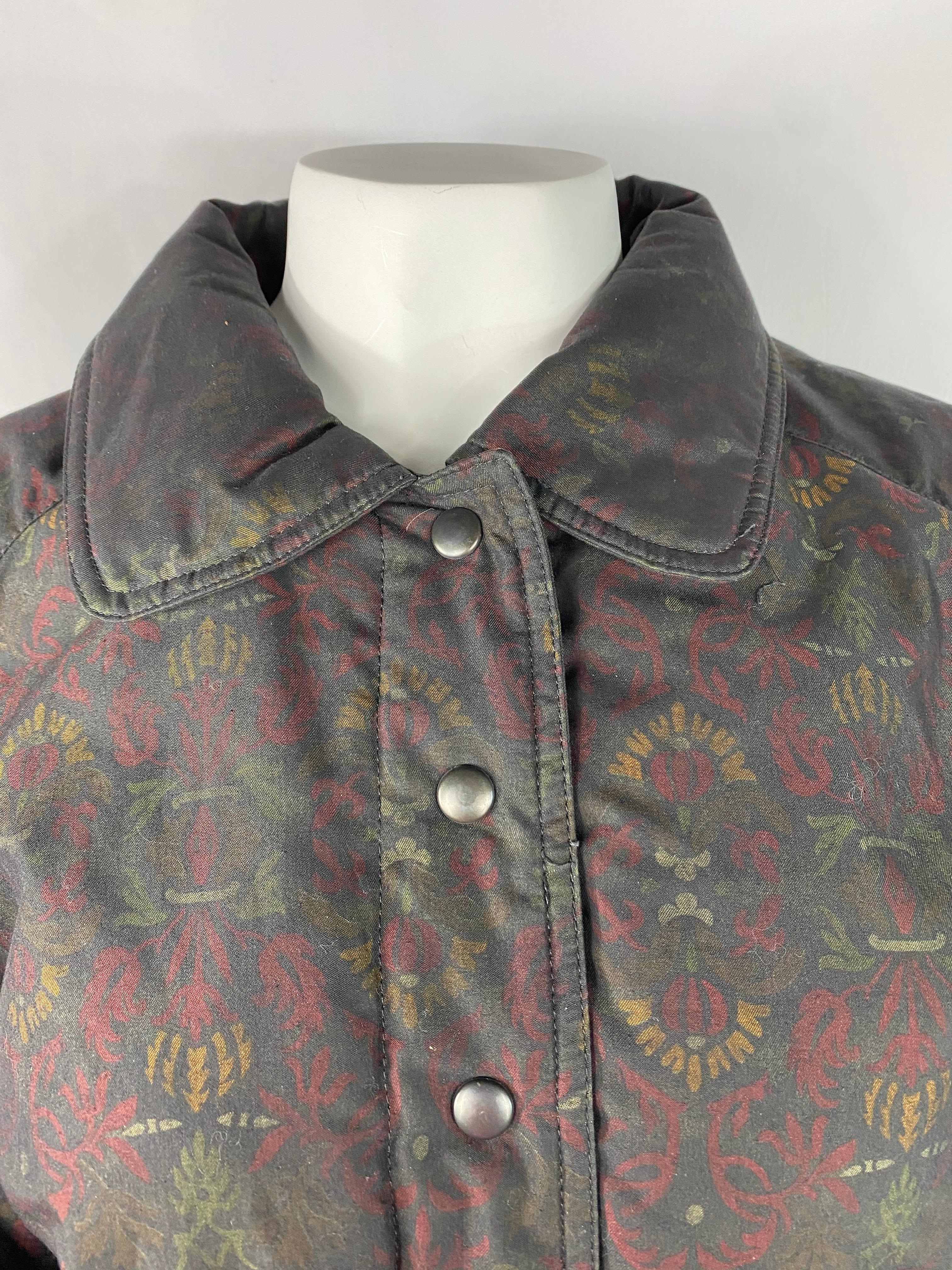 Featuring vintage Missoni Sport jacket with floral pattern design, front closure, pockets on each side and collar.
Made in Italy.
