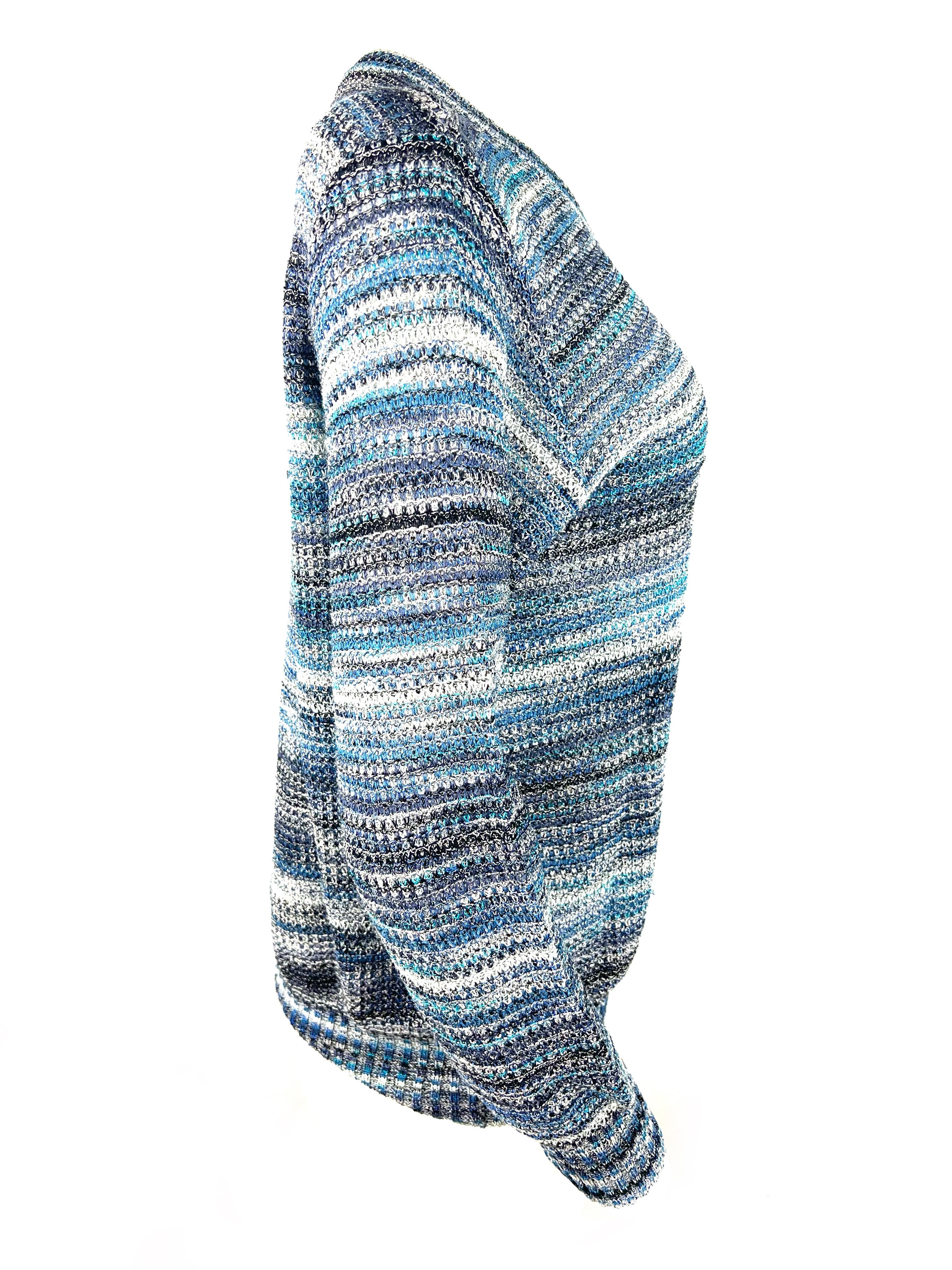 Einzelheiten zum Produkt:

Der Pullover hat ein blaues Streifenmuster, einen V-Ausschnitt und lange Ärmel.