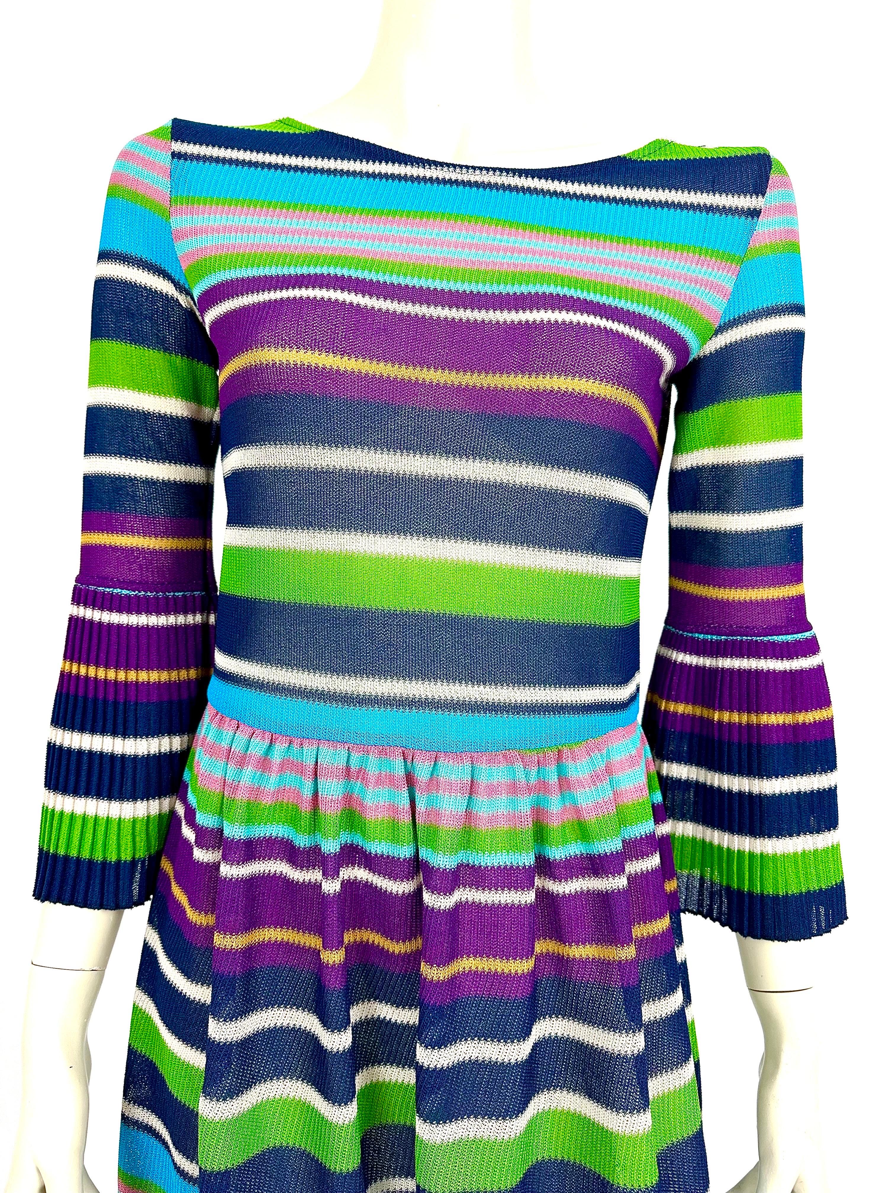 Robe vintage Missoni
tricots des années 1980.
Rayures horizontales multicolores.
Col rond, belles manches plissées sur l'avant-bras.
La jupe est également plissée à la taille.
La robe légèrement transparente n'est pas doublée de tissu.

Les