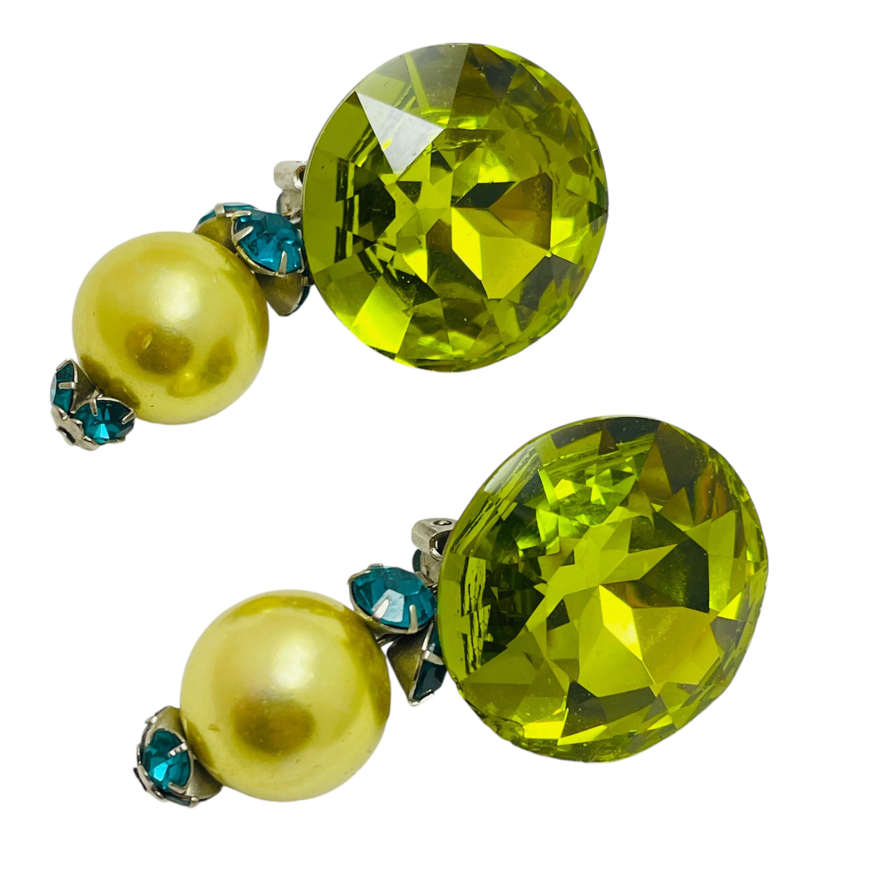 DETALLES

- firmado MISTAR BIJOUX

- tono plateado con cristal

- pendientes vintage de diseño

MEDIDAS  

- 

CONDICIÓN

-  muy buen estado vintage con mínimos signos de desgaste 

 Código 47

❤️❤️  JOYAS DE DISEÑO VINTAGE ❤️❤️

❤️❤️  BOUTIQUE DE