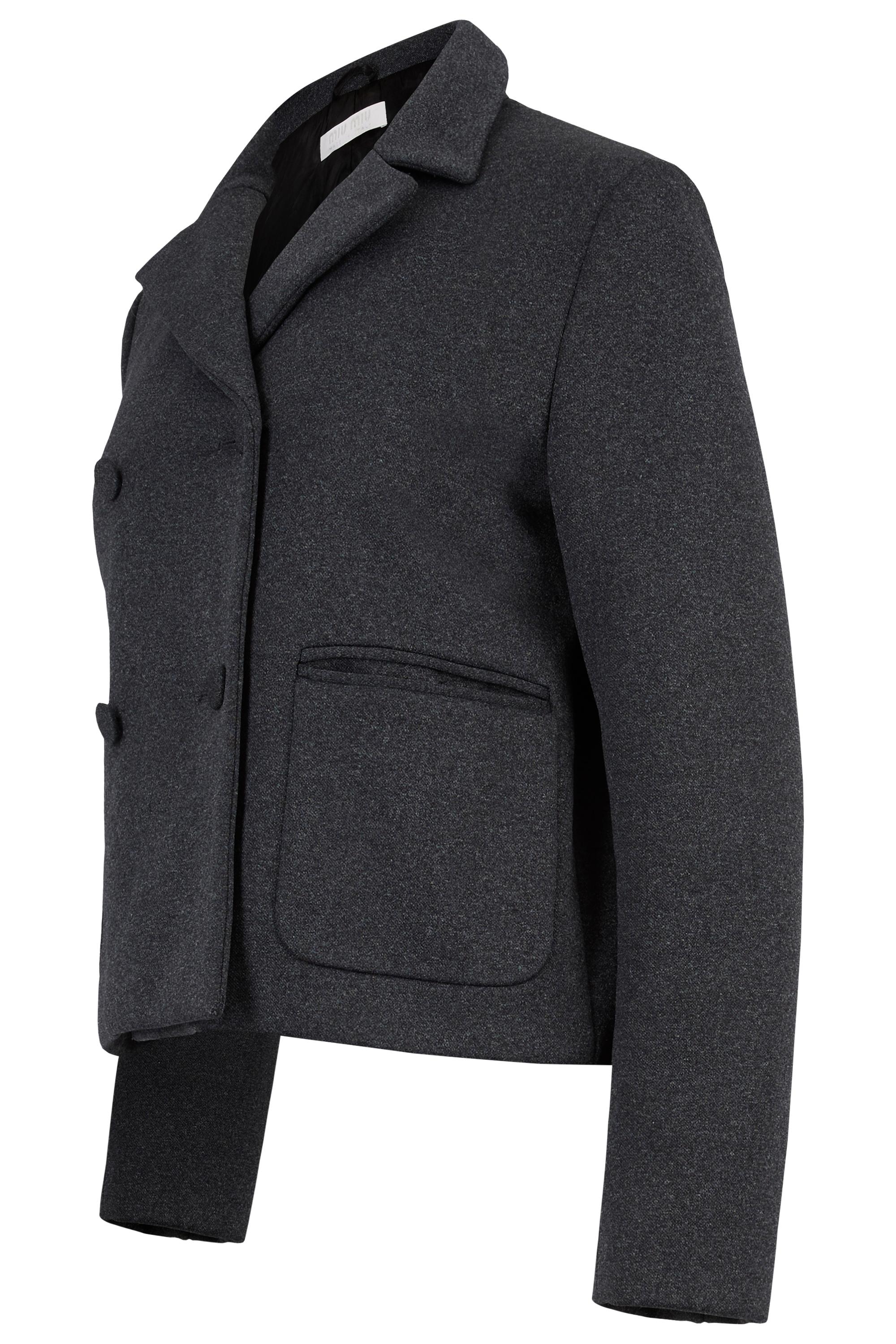 Zweireihige Vintage-Jacke von Miu Miu aus den 1990er Jahren mit weichem, anthrazitfarbenem Wollstoff, strukturierter Silhouette und verkürzter Länge, minimalistischem Design und gekerbtem Revers. Vollständig gefüttert für einen weichen Sitz, zwei