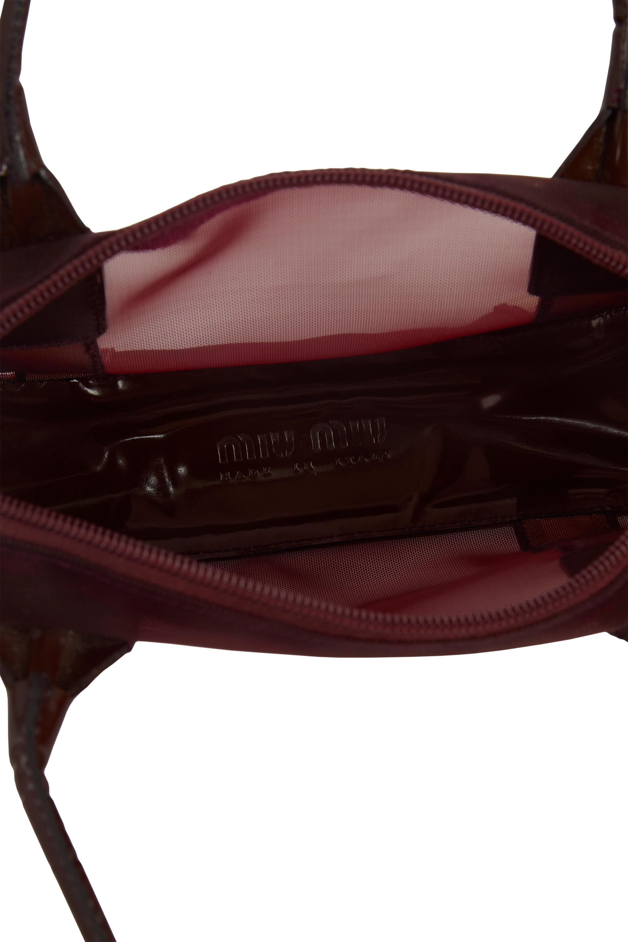 Vintage Miu Miu S/S 1999 Burgundy & Cream Mesh Shoulder Bag en vente 1