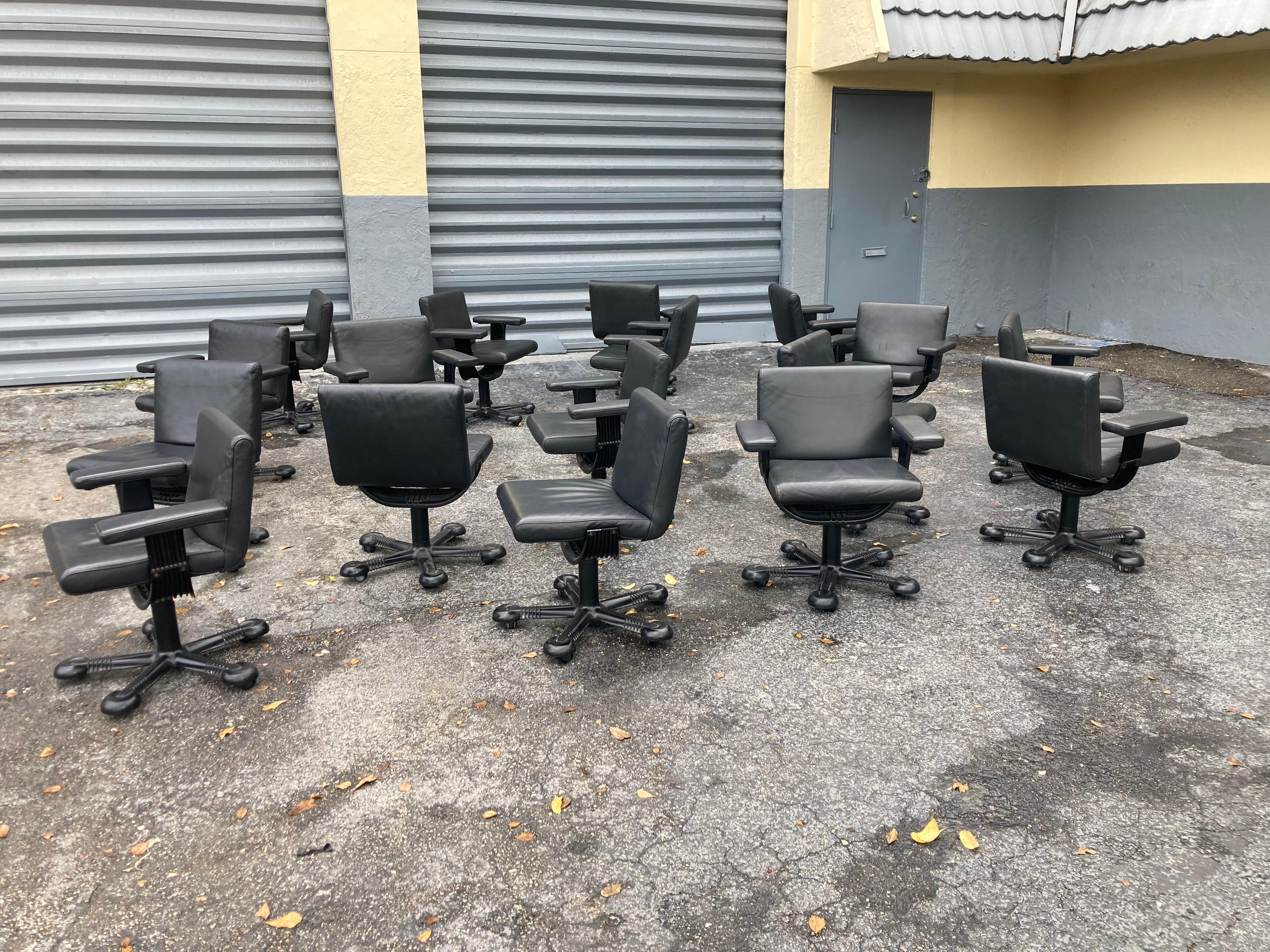 Fauteuils mixtes vintage en cuir noir par Afra & Tobia Scarpa pour Molteni, 1975 10