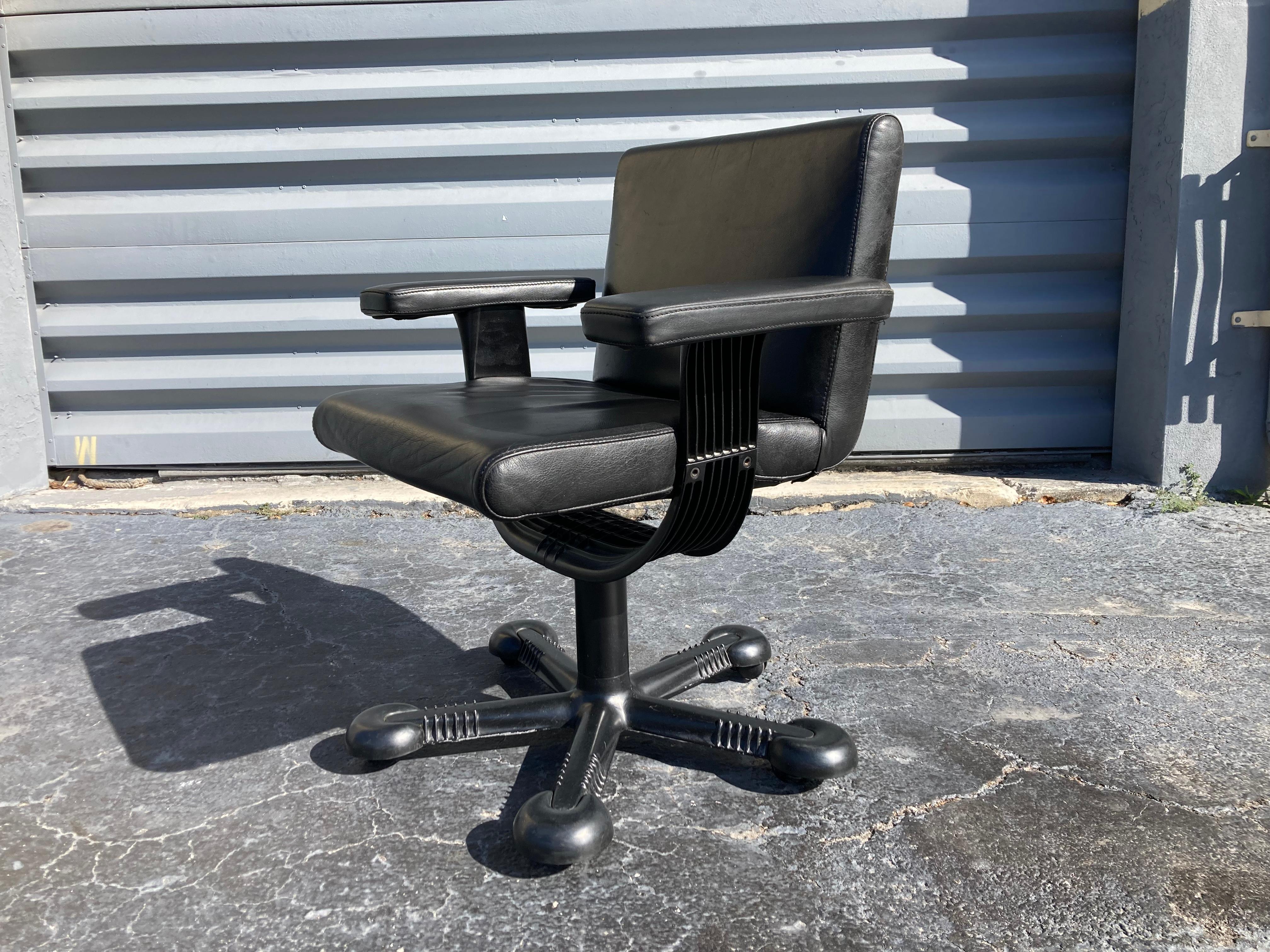 Fauteuils mixtes en cuir noir par Afra & Tobia Scarpa pour Molteni en 1975. Un design très futuriste. Les chaises sont pivotantes, mais pas réglables en hauteur. Quatre chaises latérales et quinze fauteuils sont disponibles.