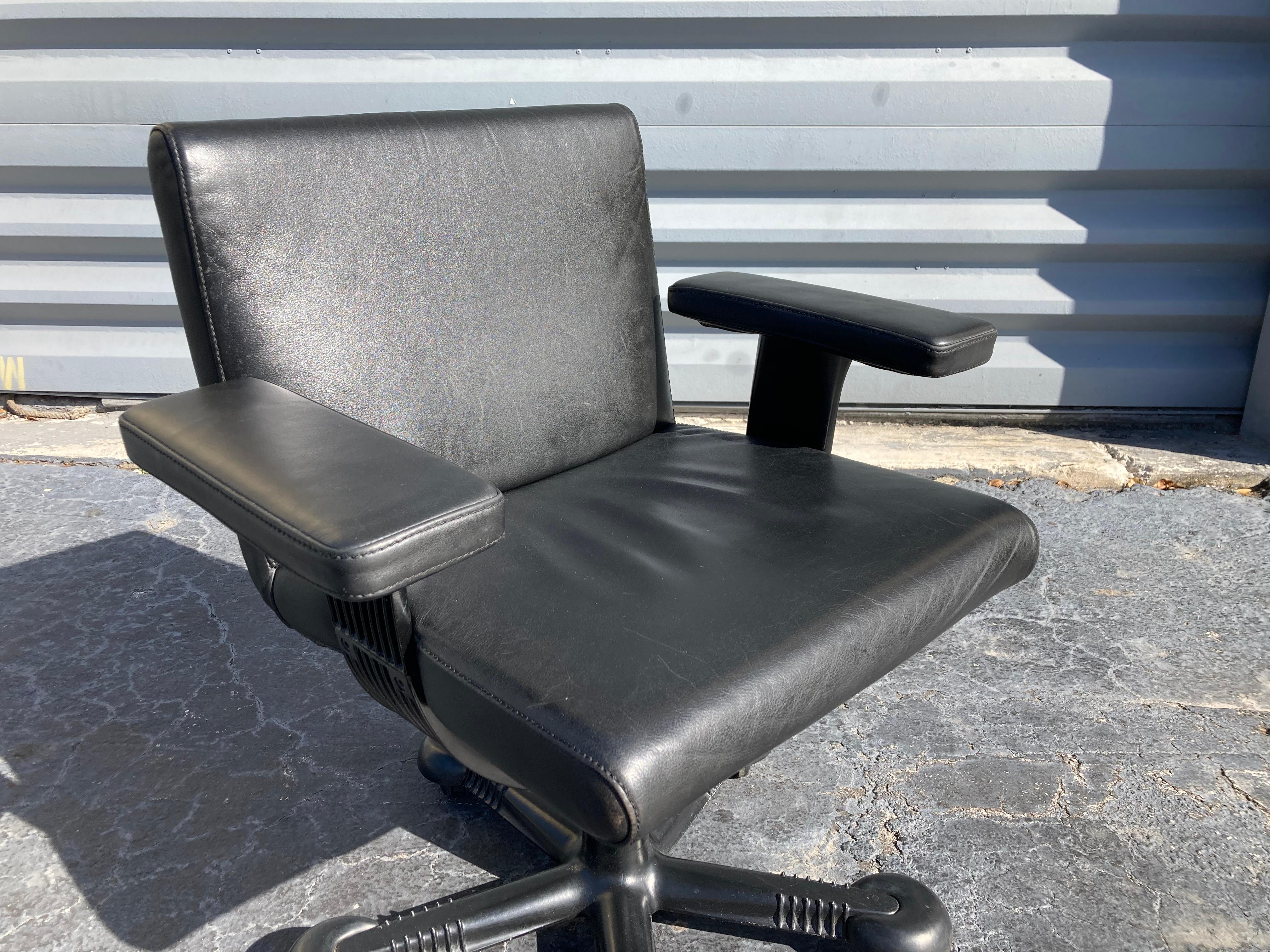 Métal Fauteuils mixtes vintage en cuir noir par Afra & Tobia Scarpa pour Molteni, 1975