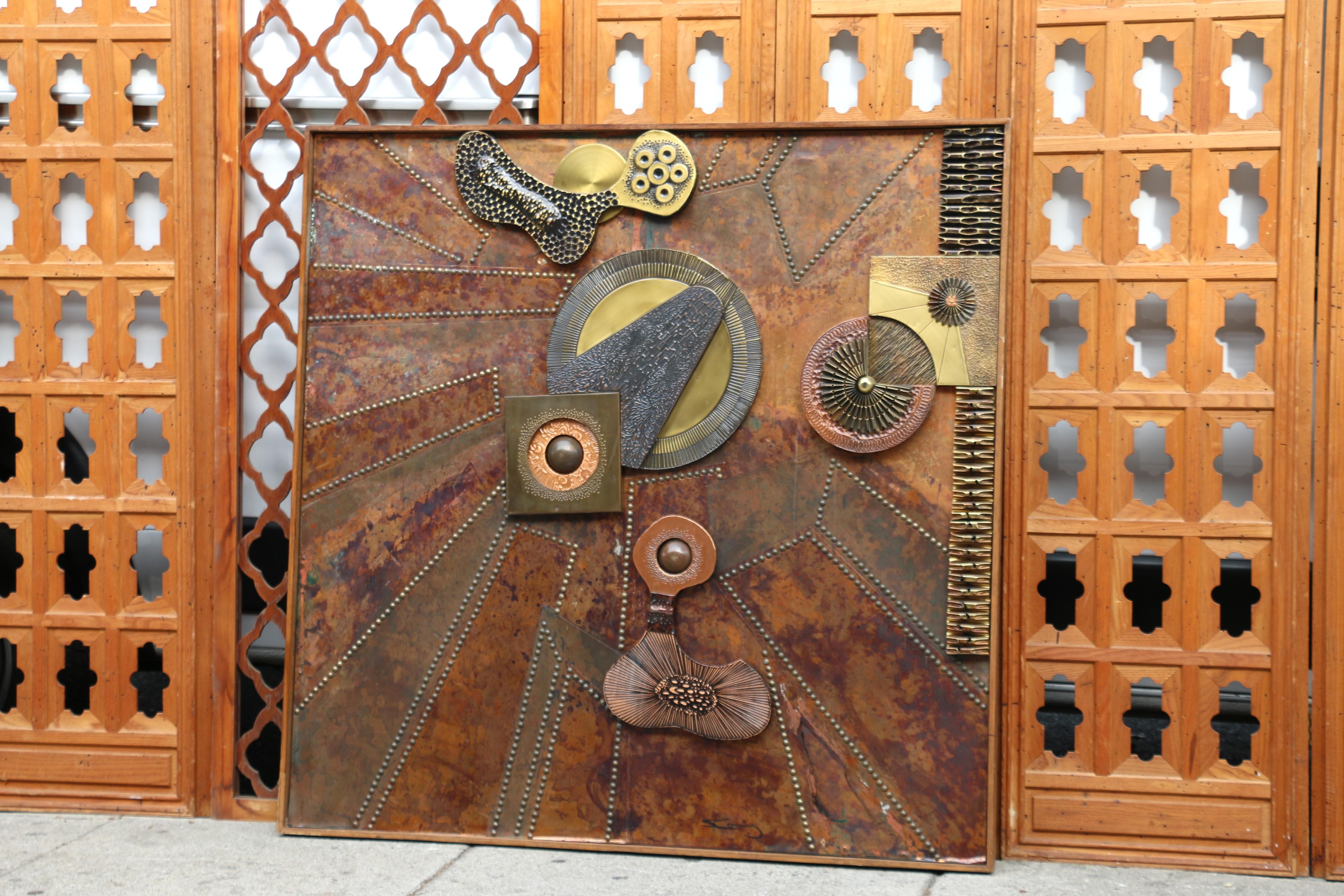 Wonderful vintage wall art abstract brutalist sculpture, Circa 1970s. Made of  mixed metal, (copper, brass and metal) with a wood frame. It has original patina. In good shape. Great brutalist art to stand out your wall.