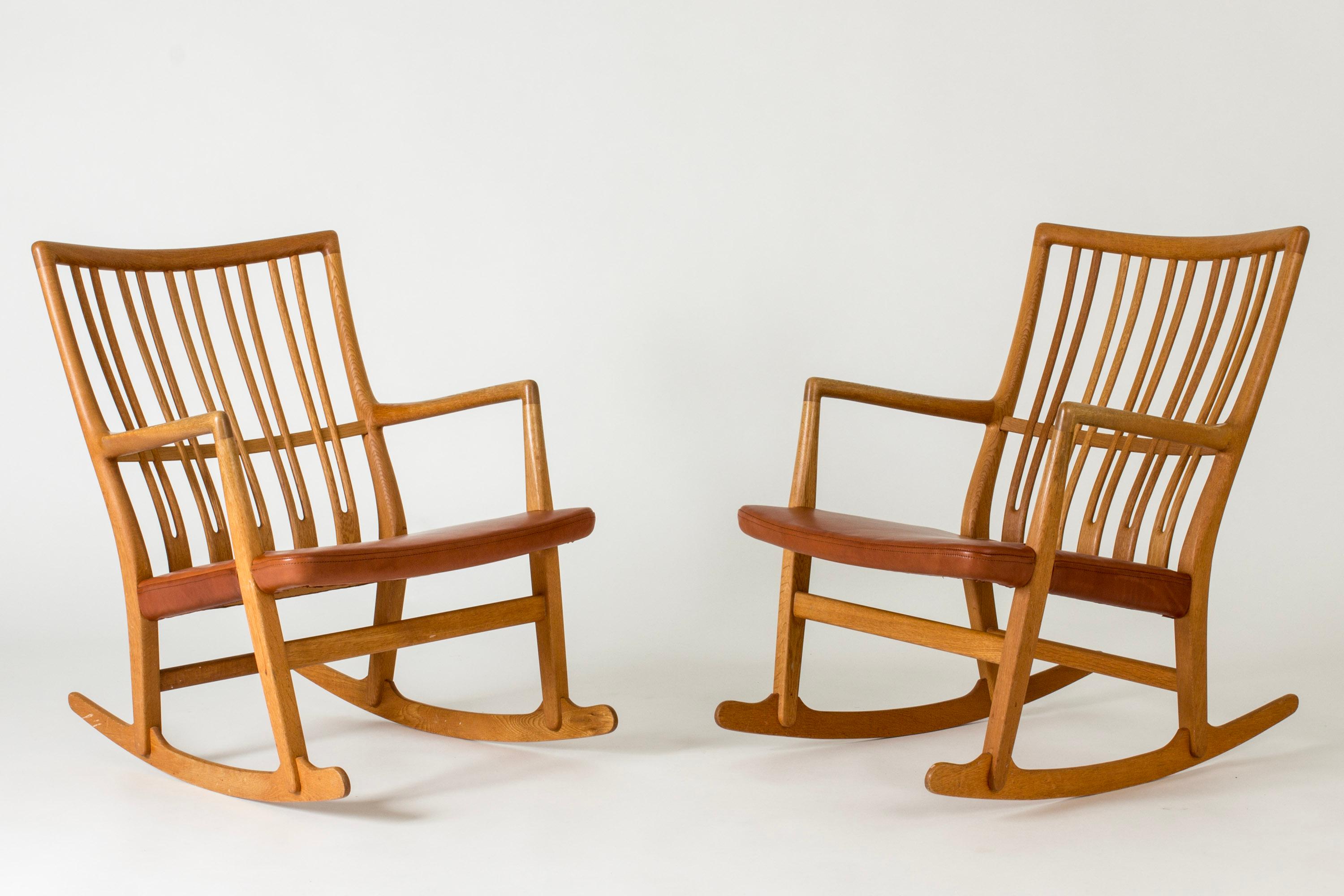 Pair fof “ML-33” rocking chair by Hans J. Wegner, made from oak with leather seats. Beautiful ribbed backrests, smooth lines and lovely woodgrain.