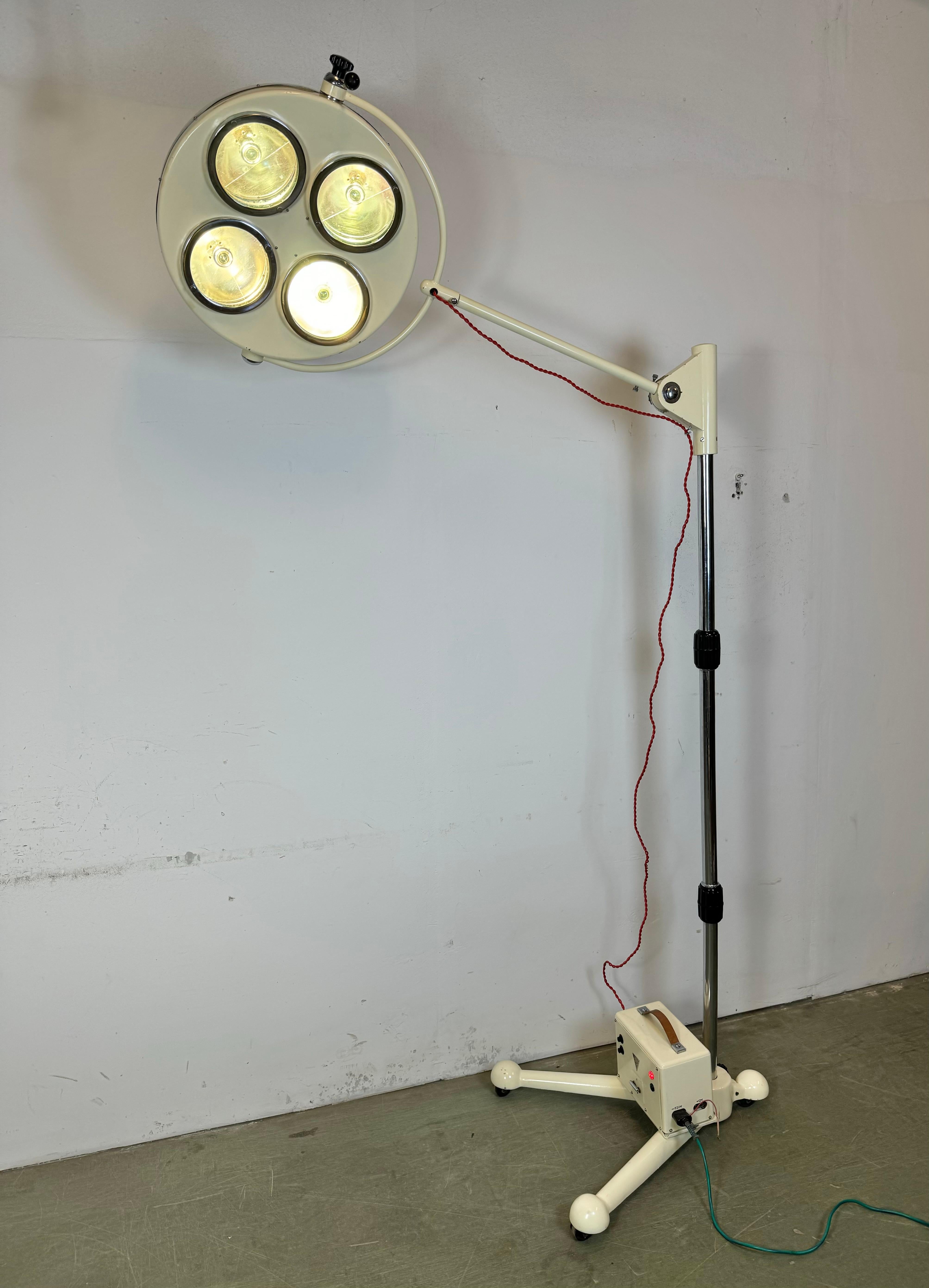 Mobile Field Operating Lampe aus FAMED-1, 1960er Jahre, Vintage im Angebot 9