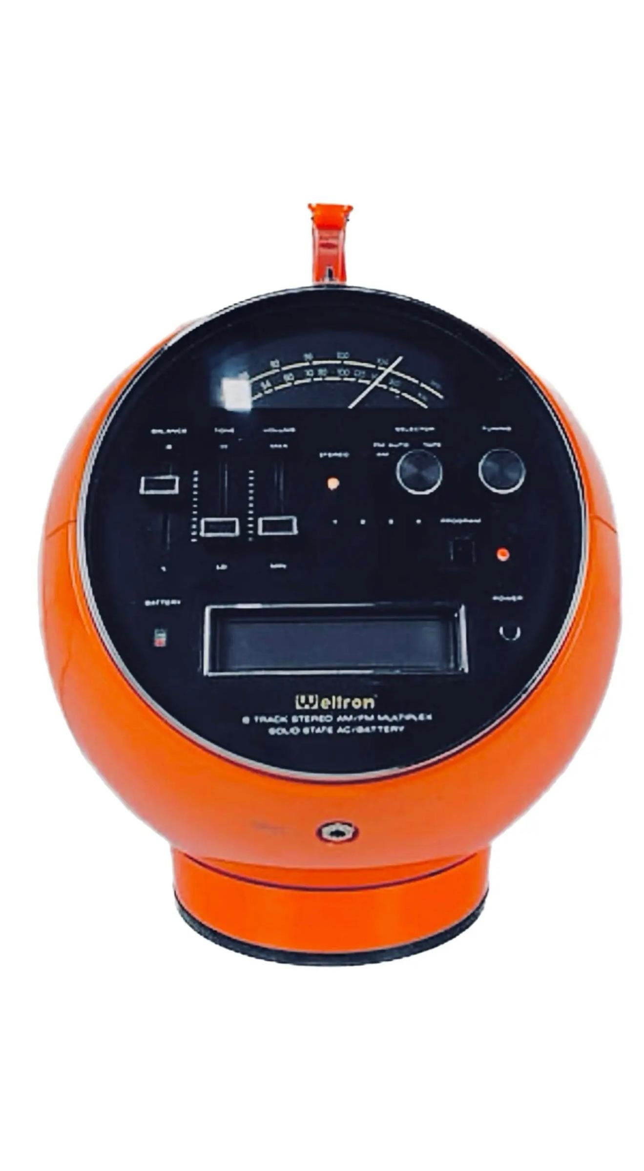 Transportez-vous vers les jours groovy des années 1970 avec le Vintage 1970 Orange Weltron Radio & 8-Track Iconic Space Age Ball Stereo Player. Véritable témoignage du design audacieux et futuriste de l'époque, cet appareil audio rétro fusionne une