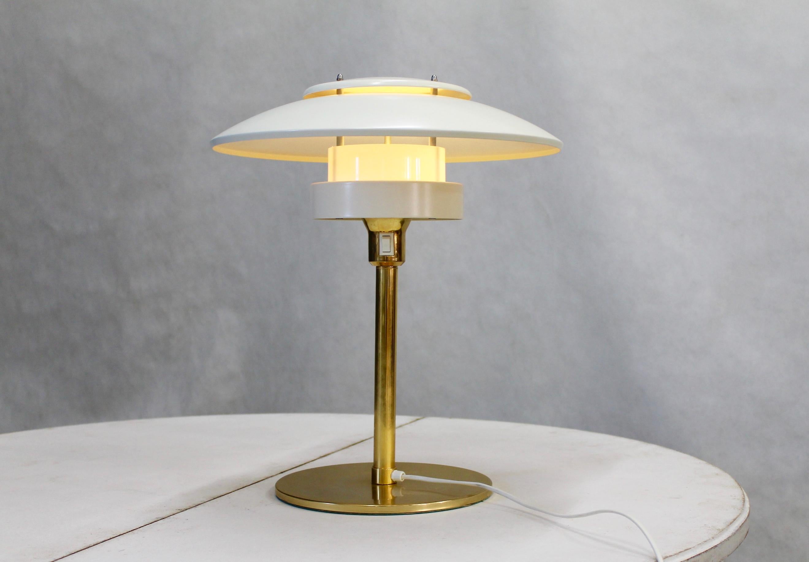 Vintage Design:
- Table lamp by Horn for Light Studio, Model no. 2686
- The lamp is made of brass and chrome-plated metal
- With a shade of white-painted metal
- Diameter of the lamp base 25 cm
- Lampshade diameter 42 cm.