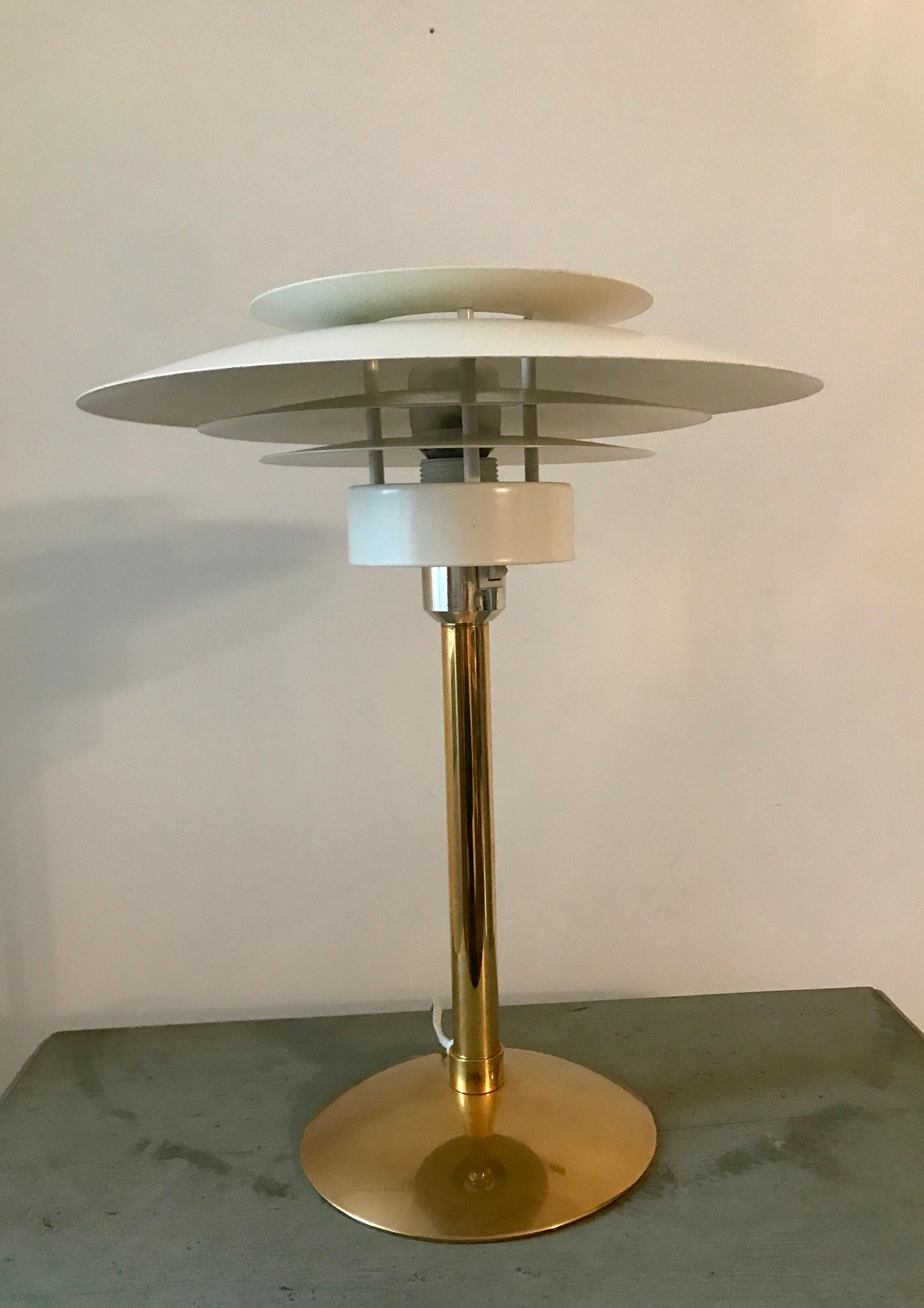 - Table lamp with Light Studio
- From Horn no. 2687
- The lamp is made of brass and chrome-plated metal
- With a shade of white-painted metal.