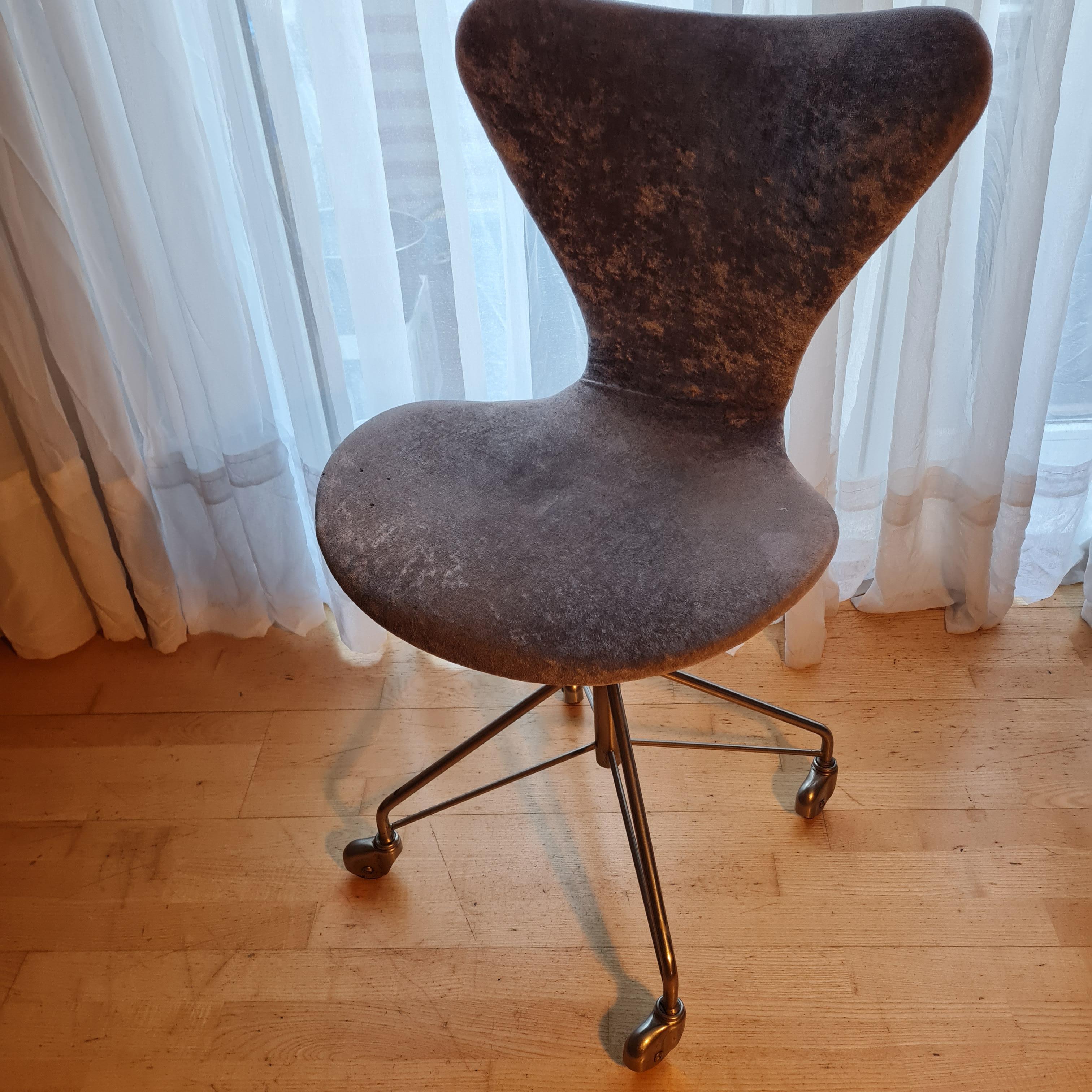 Arne Jacobsen Schreibtisch-Drehstuhl Model 3117 Bürostuhl.

Originales Vier-Sterne-Drehgestell der ersten Serie mit verchromten Stahlfüßen auf Rollen. 

Der Stuhl ist neu gepolstert, neu bezogen und komplett überholt

Entworfen von Arne Jacobsen im