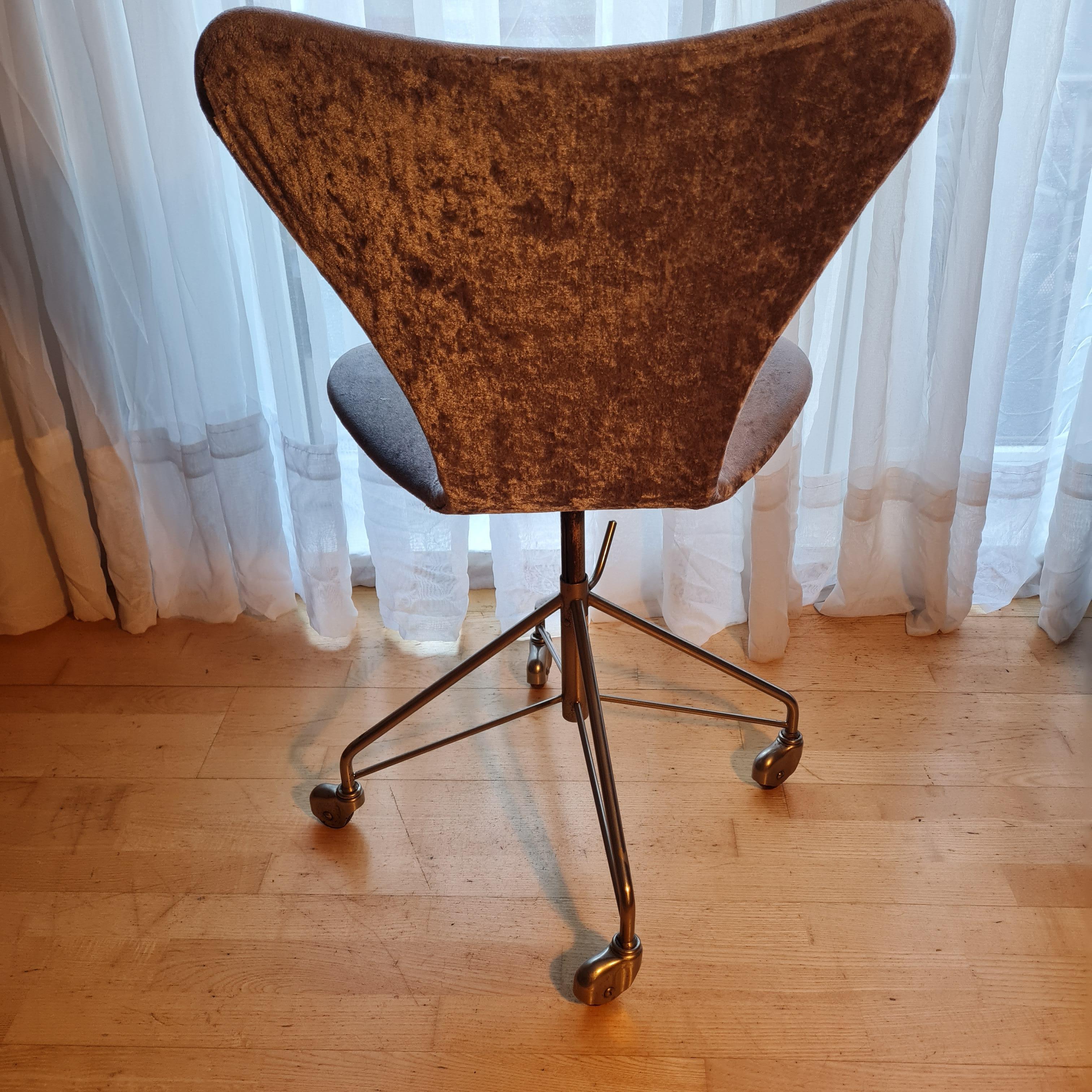 Scandinavian Modern Vintage Model 3117 Swivel Chair Arne Jacobsen for Fritz Hansen, 1950s For Sale