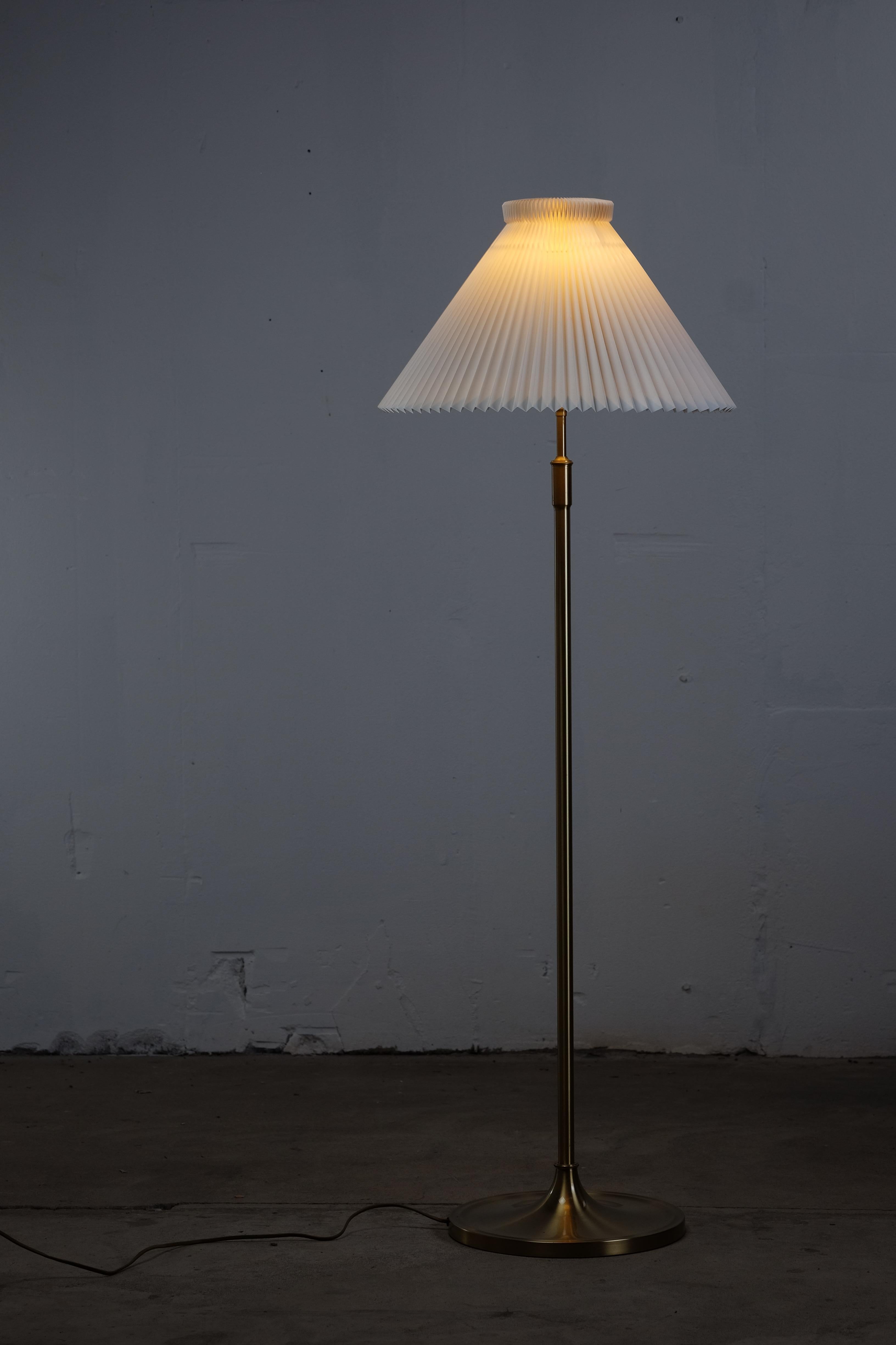 Vintage Model 339 Floor Lamp in Brass by Aage Petersen for Le Klint For Sale 5