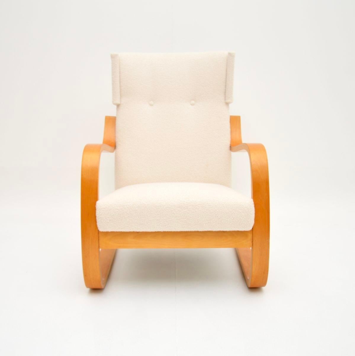 An iconic and rare vintage model 401 armchair by Alvar Aalto. This was made in Finland by Artek, it dates from around the 1970’s.

It is of exceptional quality and is extremely comfortable. The seating area is very supportive and this rocks nicely