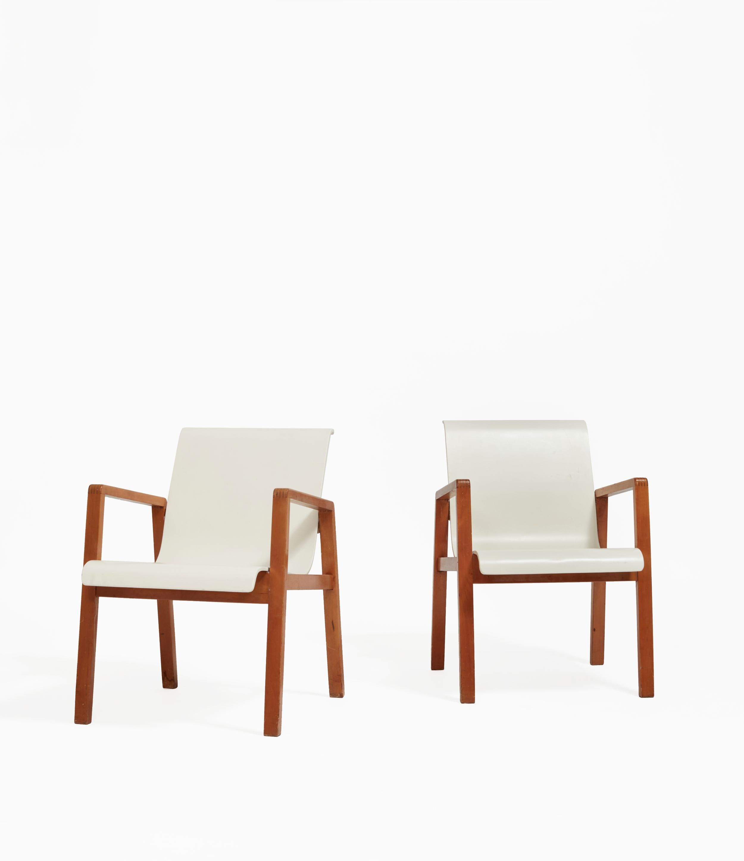 Le modèle 403, ou Hallway Chair, est une chaise empilable conçue à l'origine pour un centre médical finlandais en 1932. Le modernisme finlandais trouve son motif structurel dans la forme du Model 403, composé de bois de bouleau massif et de placage