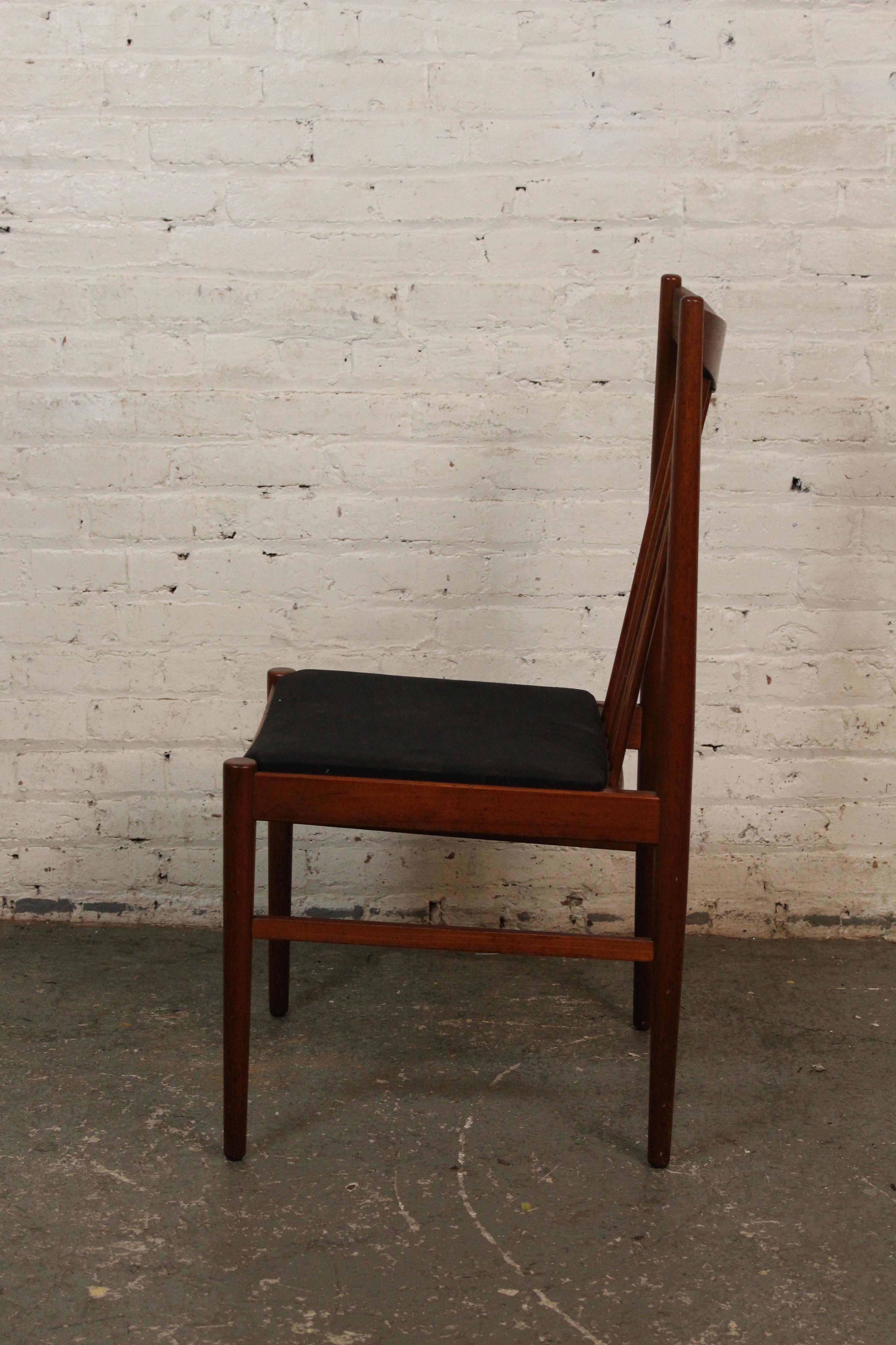 Cette chaise de salle à manger en teck, conçue par Arne Vodder et fabriquée par Sibast Furniture, témoigne de l'excellence de l'artisanat danois du milieu du siècle dernier. Avec un cadre en teck massif et des dossiers en fuseau tourné, cette chaise