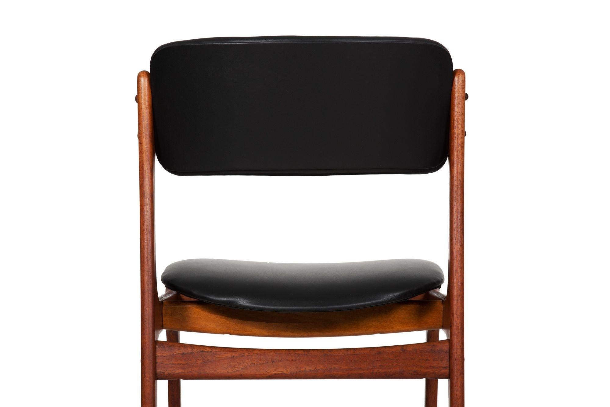 Chaise d'appoint vintage modèle 49 en teck et cuir noir par Erik Buch en vente 3