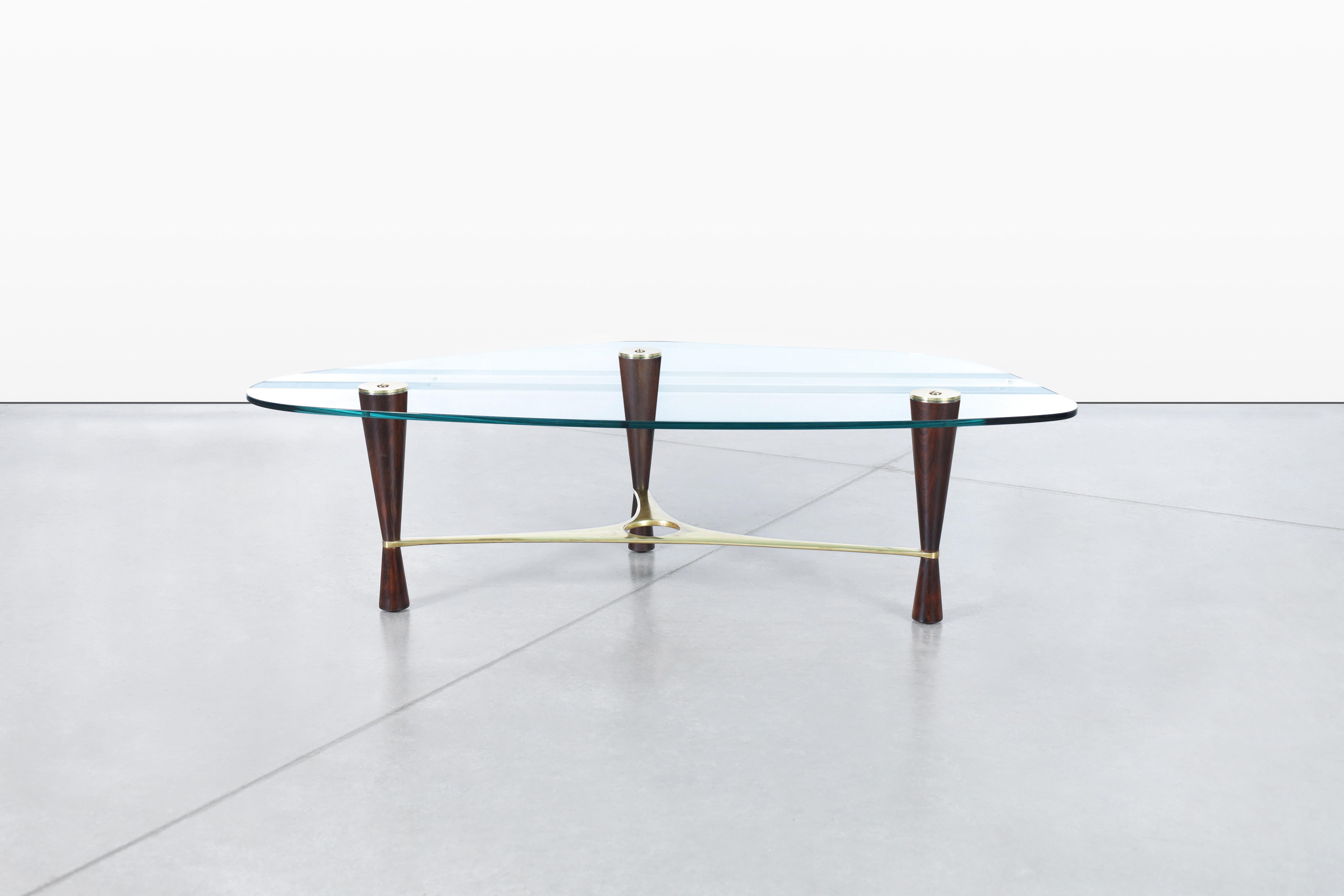 La table basse vintage en bois de rose conçue par Edward Wormley, modèle 5309, est un exemple étonnant de design moderne du milieu du siècle dernier qui allie harmonieusement forme et fonction. Fabriquée en palissandre, la table met en valeur la