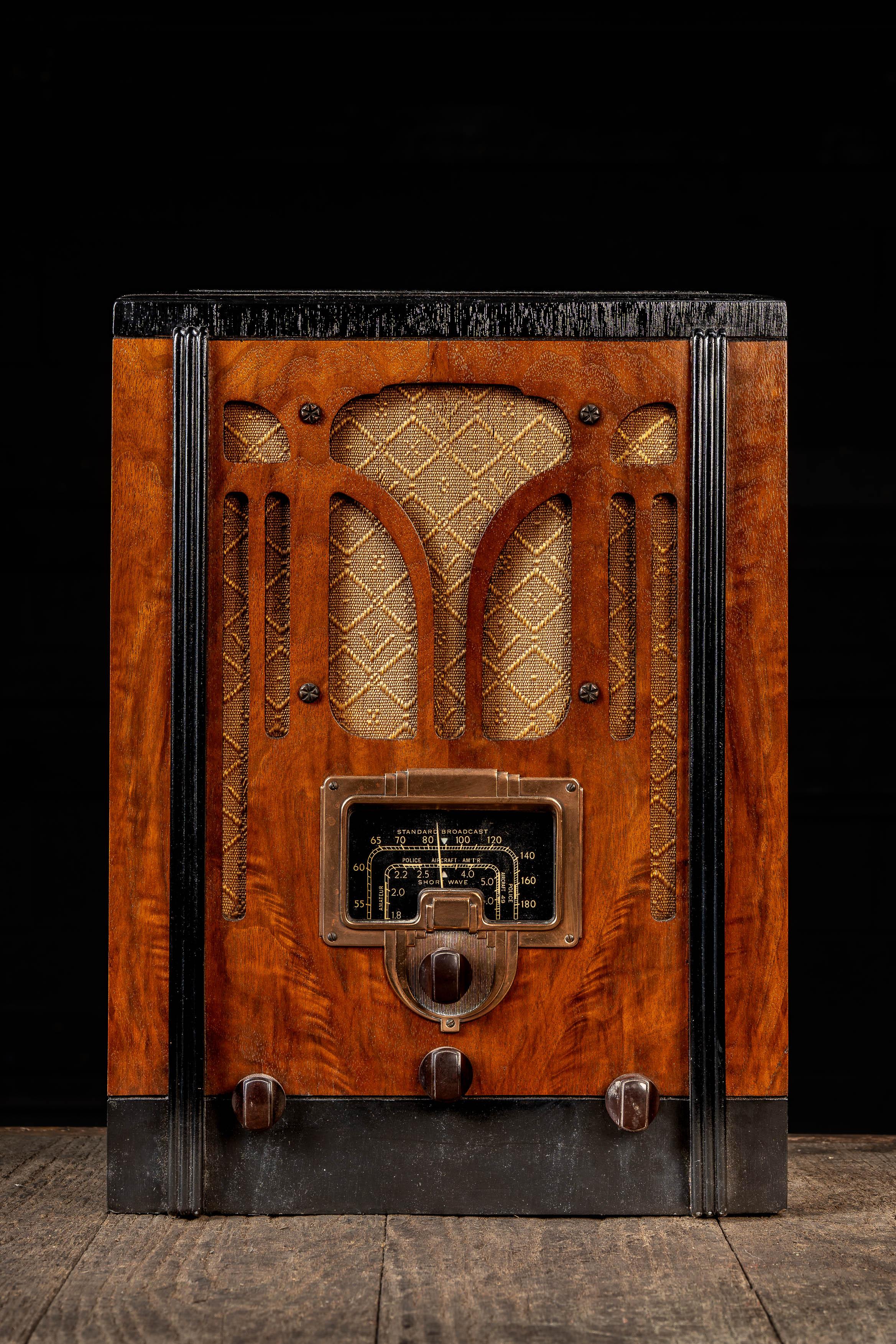 1936 ; RCA (RCA Victor Co. Inc.) - New York

Magnifique radio de table traditionnelle avec une façade de tuner en cuivre et des garnitures noires.

• Type de modèle : Récepteur de diffusion de table
• Circuit principal : Superhétérodyne avec une