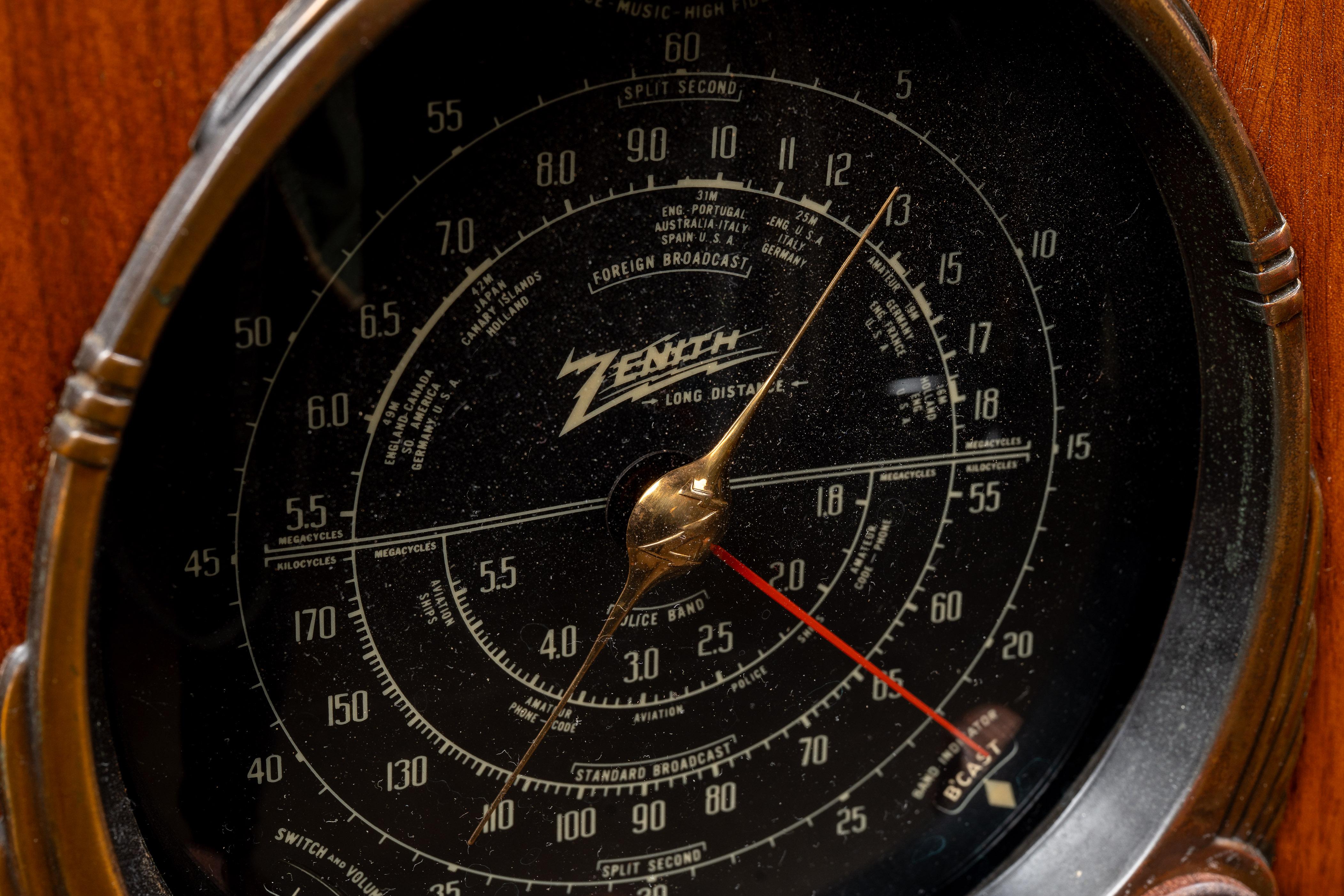 Milieu du XXe siècle Vintage Model No No 6S254 Console Radio by Zenith en vente