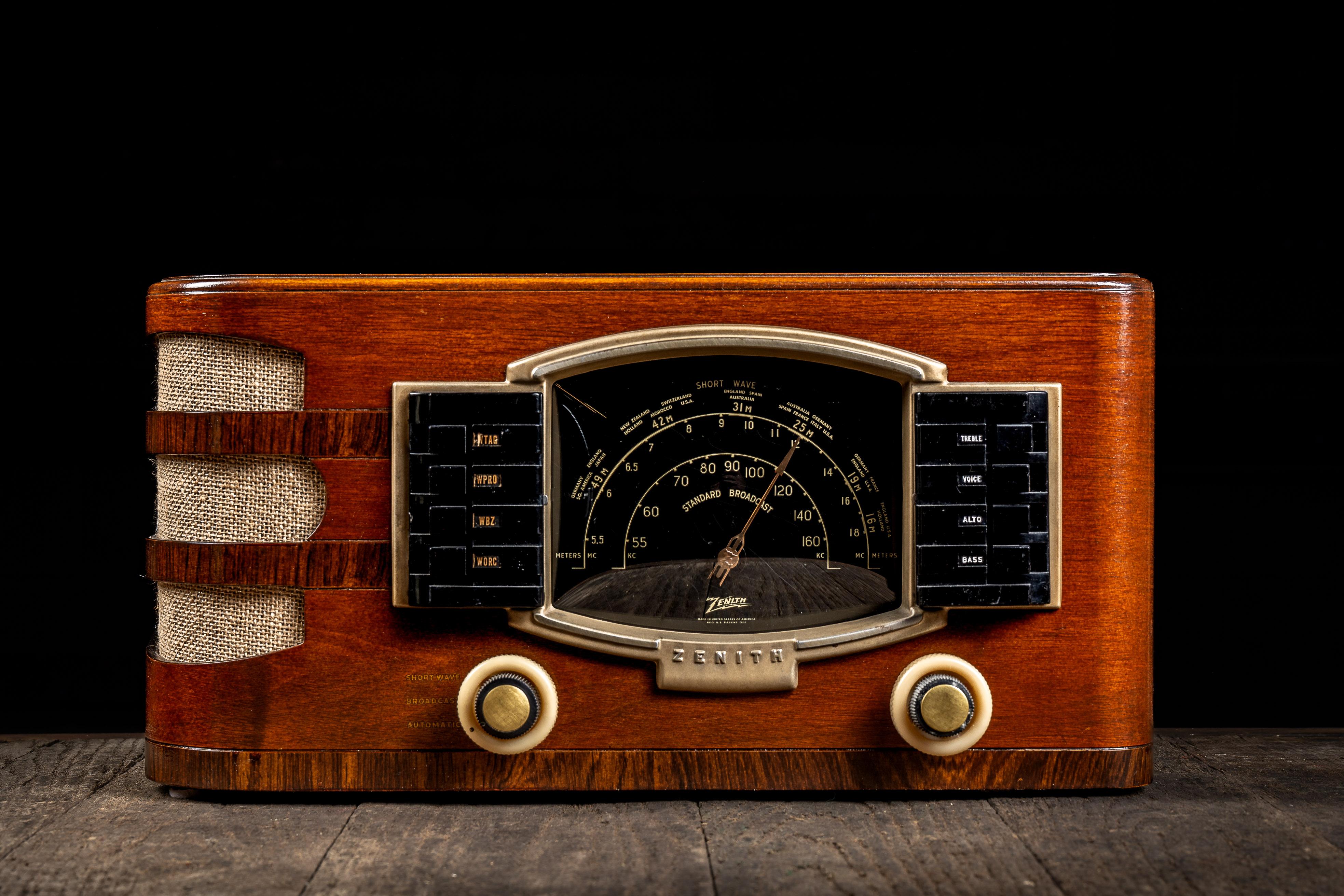 c. 1940s ; Zenith Radio Corp. - Chicago, IL

Radio de table d'inspiration moderne. Il est doté d'une commande de tonalité robuste et de boutons-poussoirs pour les radios locales.

• Type de modèle : Récepteur de diffusion de table
• Circuit