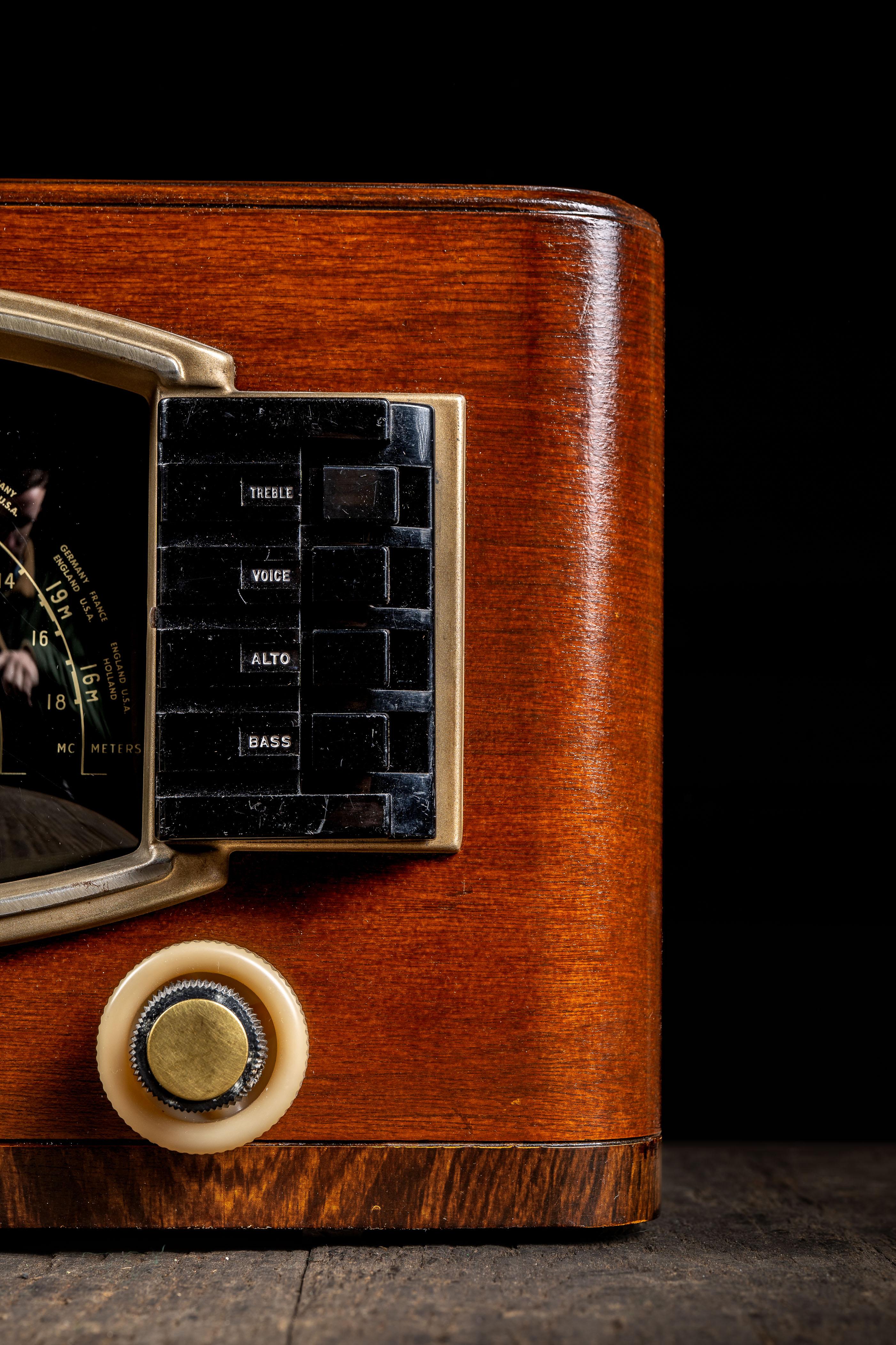 Style « paquebot » Vintage Model No 6S632 Radio by Zenith en vente